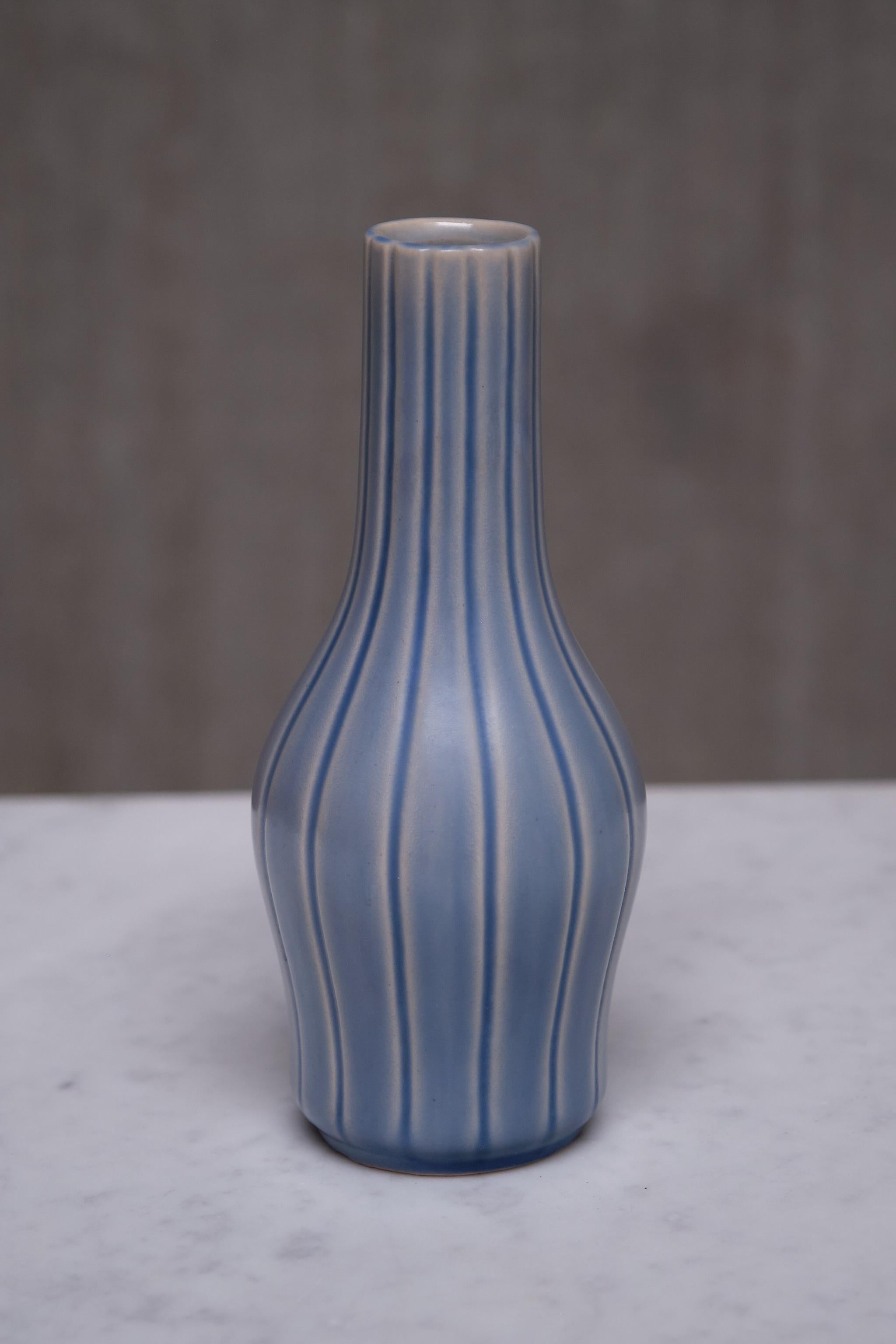 Svedese Vaso in ceramica a righe blu Ewald Dahlskog, Bobergs Fajansfabrik AB, Svezia, anni '30 in vendita