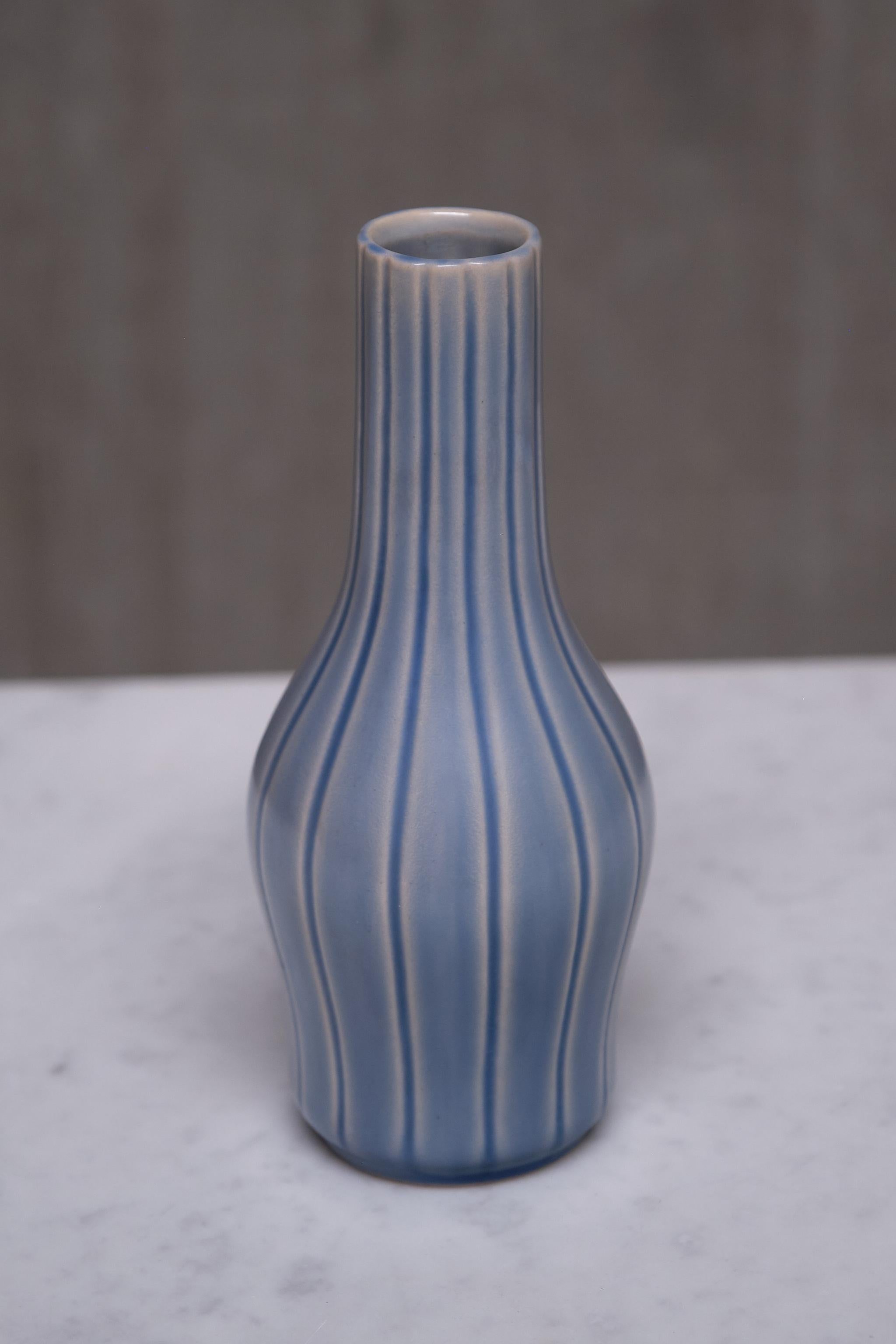 Vaso in ceramica a righe blu Ewald Dahlskog, Bobergs Fajansfabrik AB, Svezia, anni '30 In condizioni buone in vendita a The Hague, NL