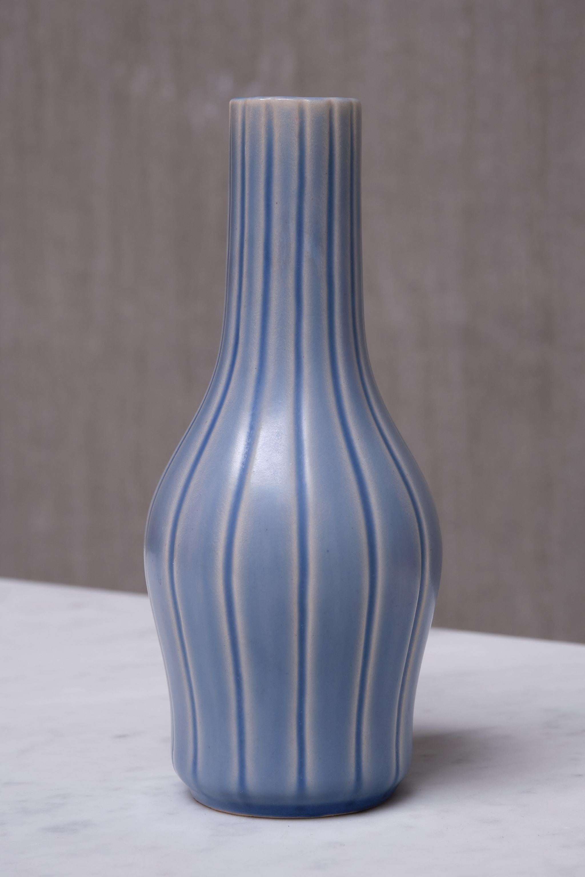 Metà XX secolo Vaso in ceramica a righe blu Ewald Dahlskog, Bobergs Fajansfabrik AB, Svezia, anni '30 in vendita