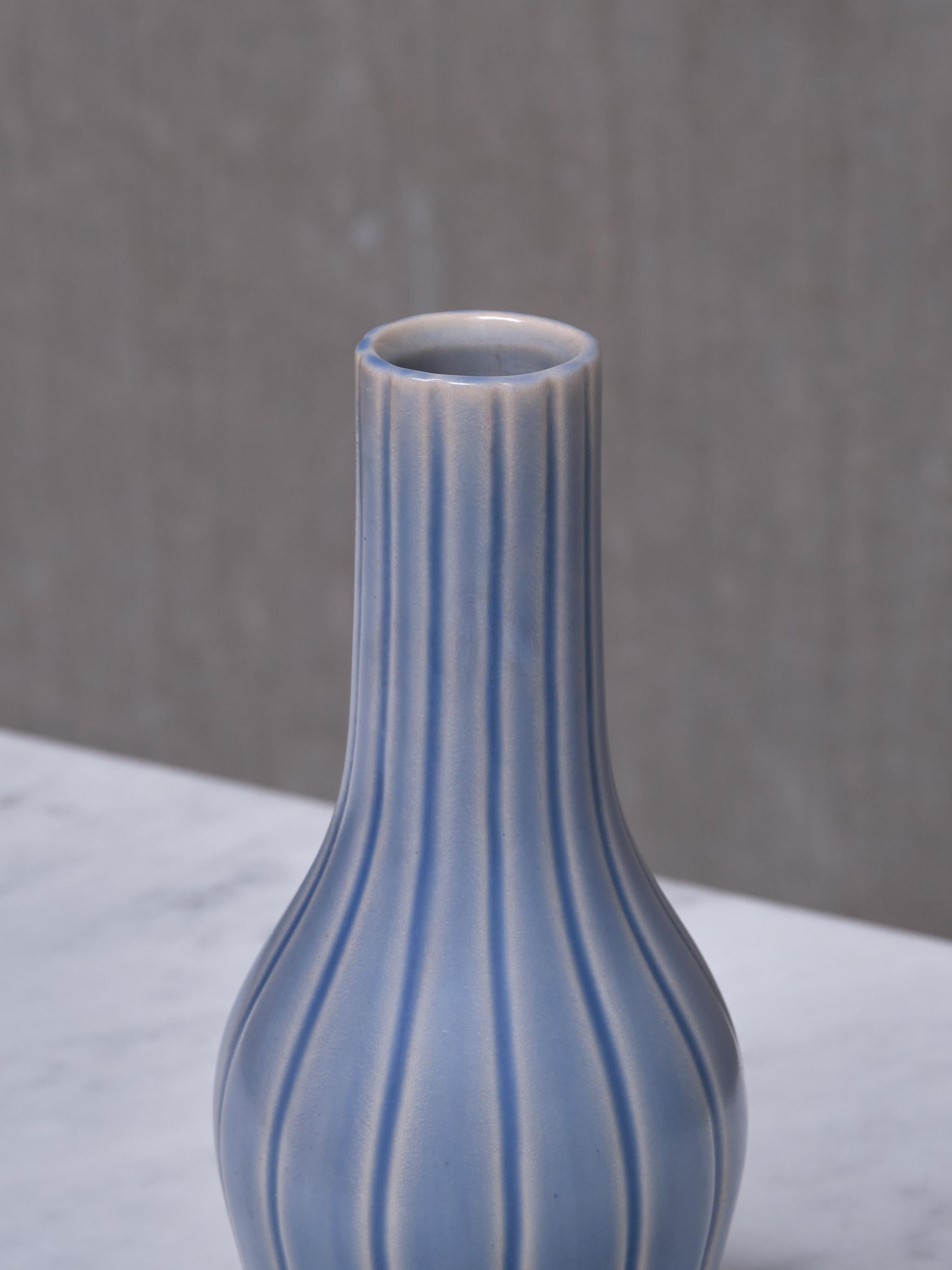Ceramica Vaso in ceramica a righe blu Ewald Dahlskog, Bobergs Fajansfabrik AB, Svezia, anni '30 in vendita