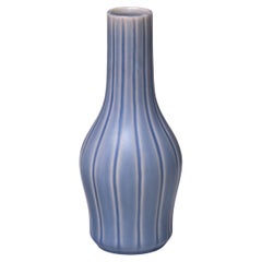 Vase en céramique rayé bleu Ewald Dahlskog, Bobergs Fajansfabrik AB, Suède, années 1930
