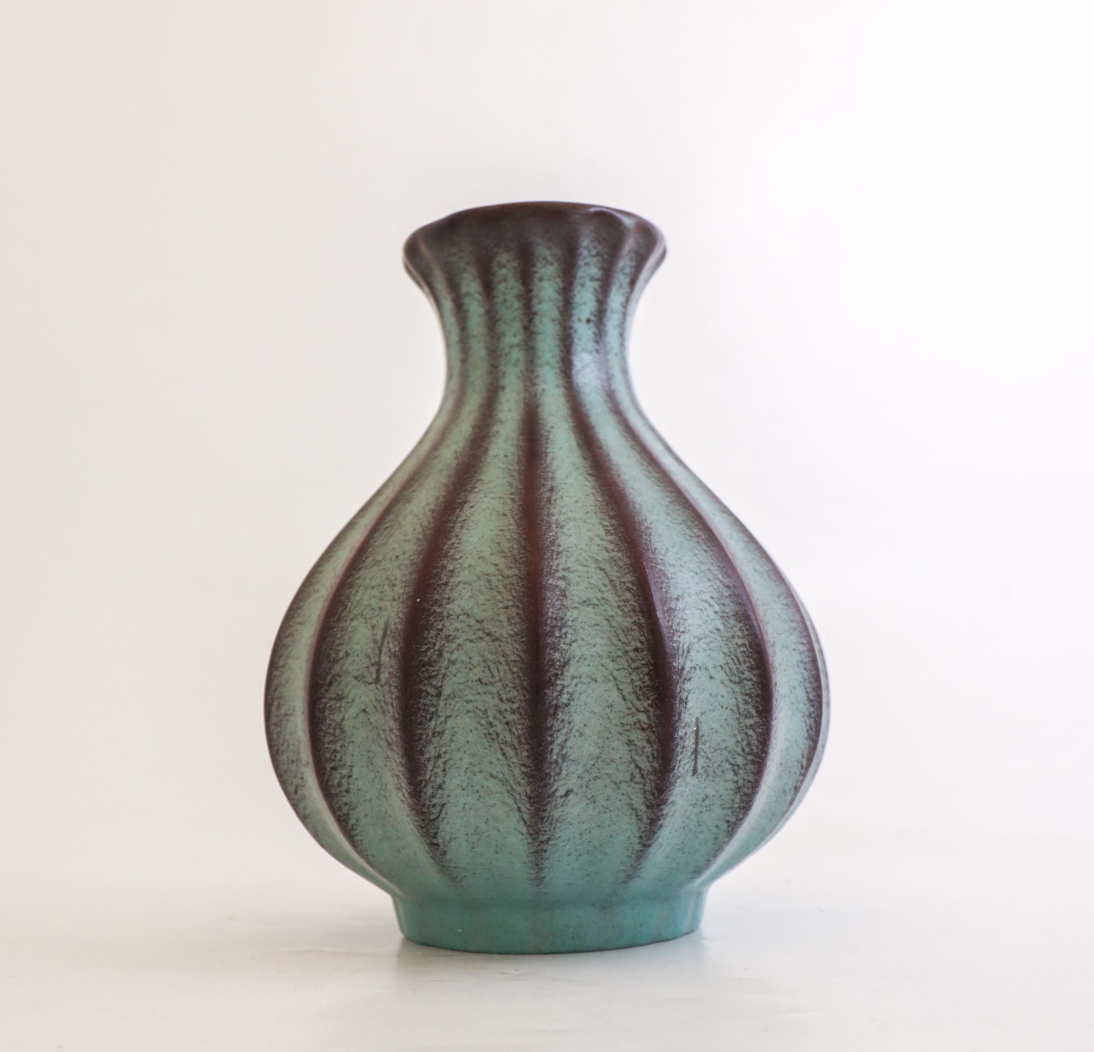 Un bel vaso dalla forma deliziosa e con lo smalto 