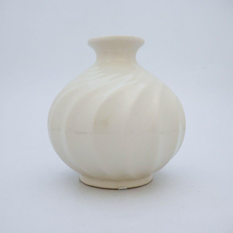 A beautiful crème white vase designed by Ewald Dahlskog at Bo Fajans in Gefle in the 1930s. The vase is 18 cm high. And it is in very good condition.