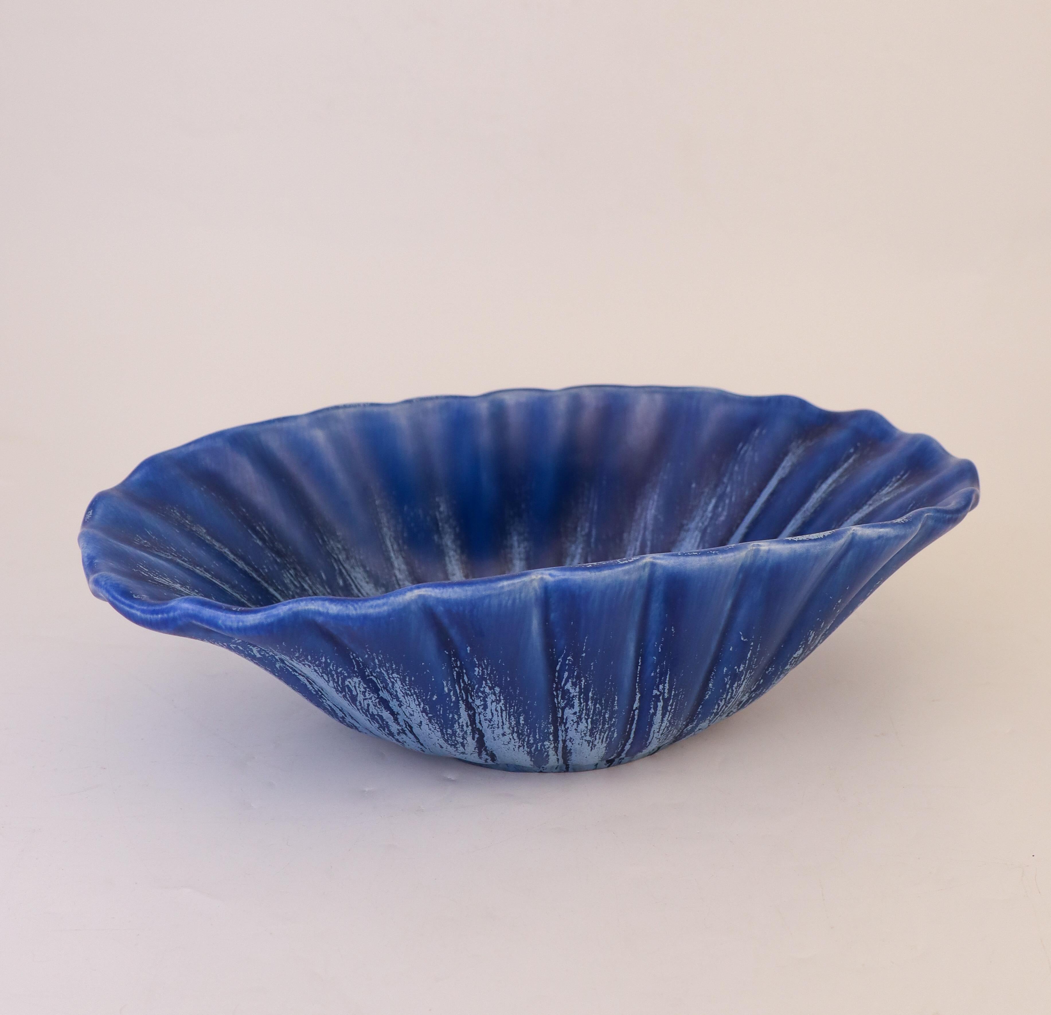Scandinavo moderno Ewald Dahlskog, Ciotola grande blu profondo, Bo Fajans, Svezia, anni '40 in vendita
