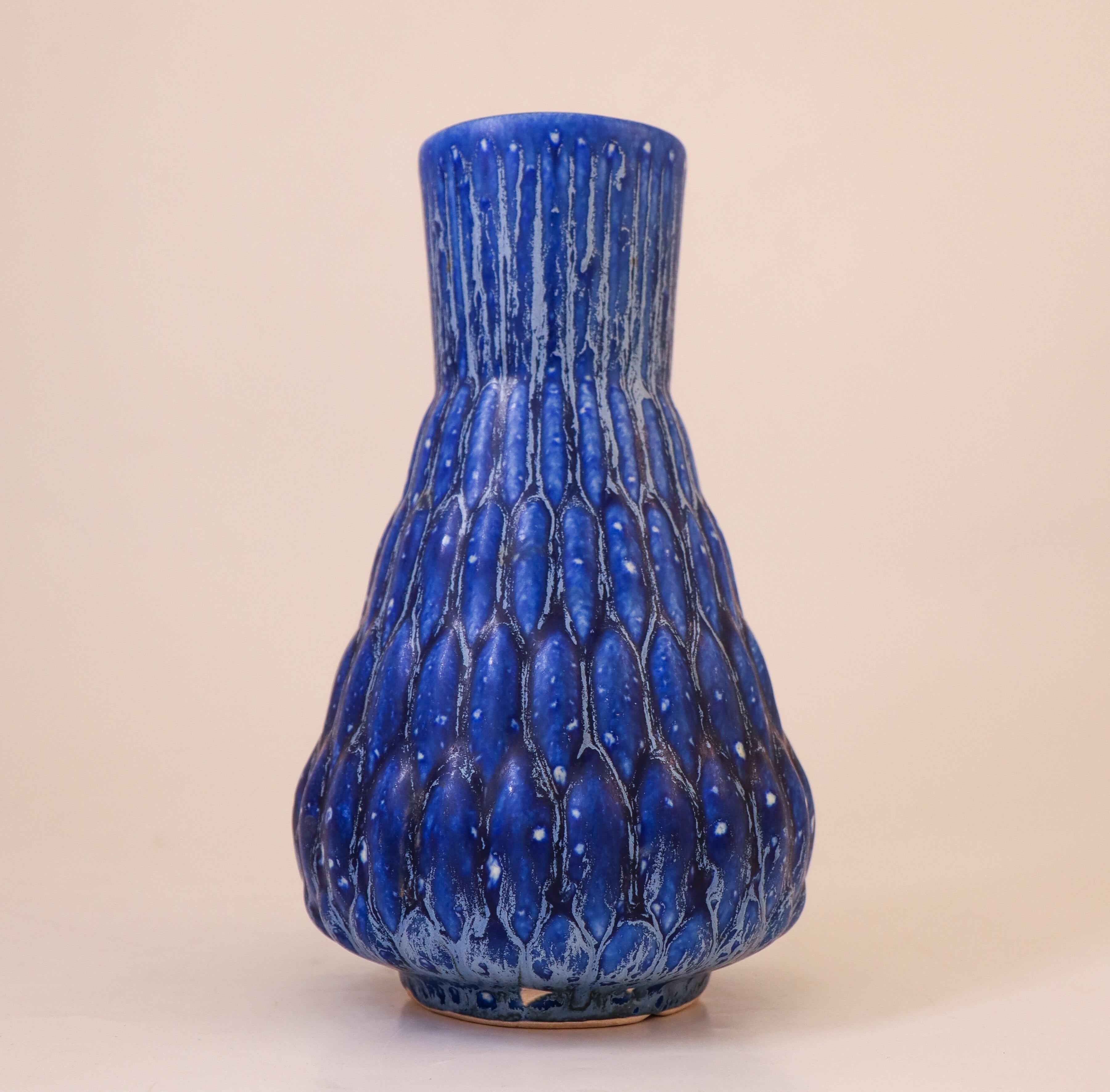 A beautiful blue vase designed by Ewald Dahlskog at Bo Fajans in Gefle in 1948. The vase is 20,5 cm high and it is in excellent condition.