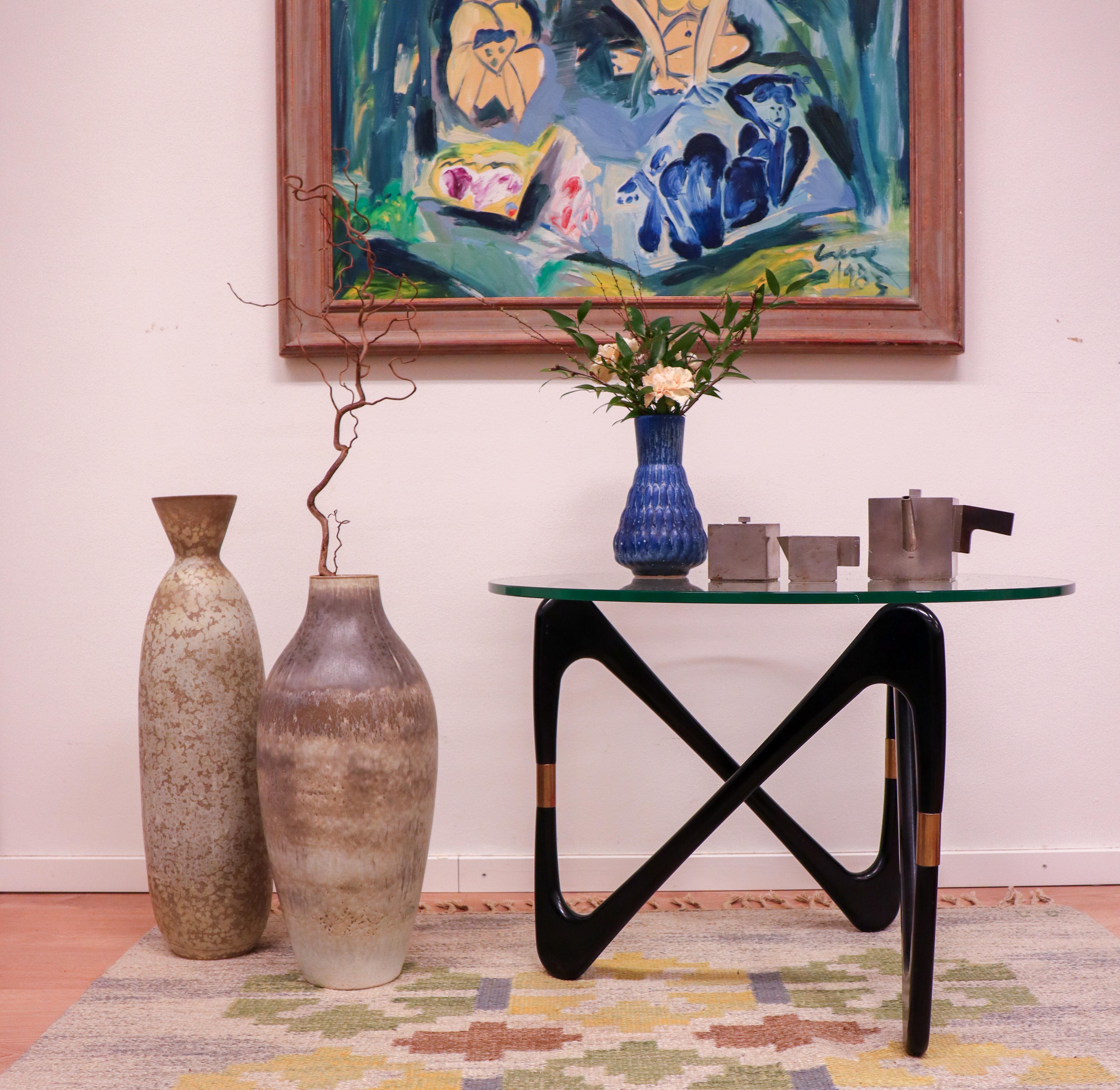 Un magnifique vase bleu conçu par Ewald Dahlskog chez Bo Fajans à Gefle en 1948. Le vase mesure 20,5 cm de haut et est en excellent état, à l'exception d'une petite marque de fabrication non émaillée près de la base.