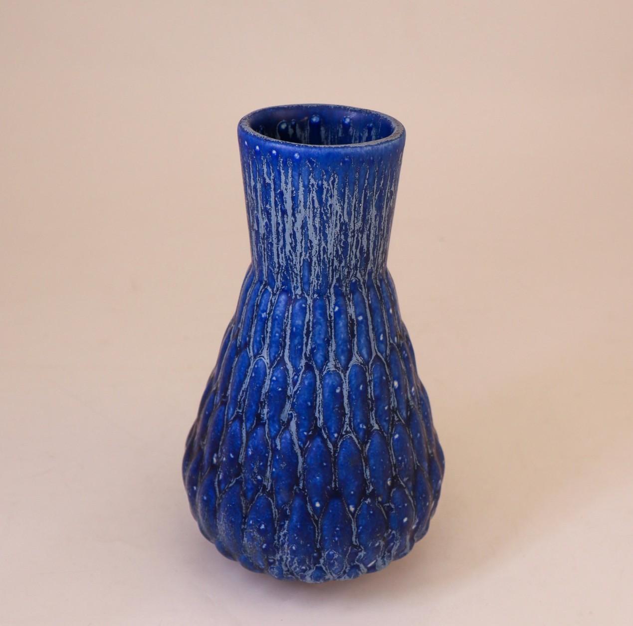 Suédois Vase bleu profond Ewald Dahlskog pour Bo Fajans, Suède, 1948 en vente