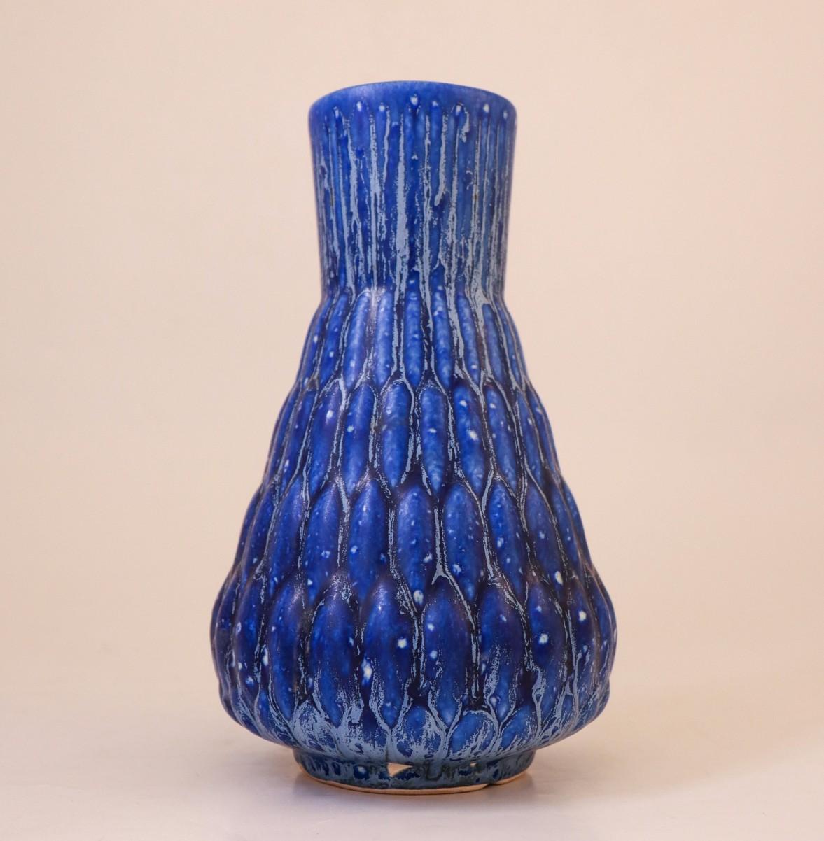 20ième siècle Vase bleu profond Ewald Dahlskog pour Bo Fajans, Suède, 1948 en vente