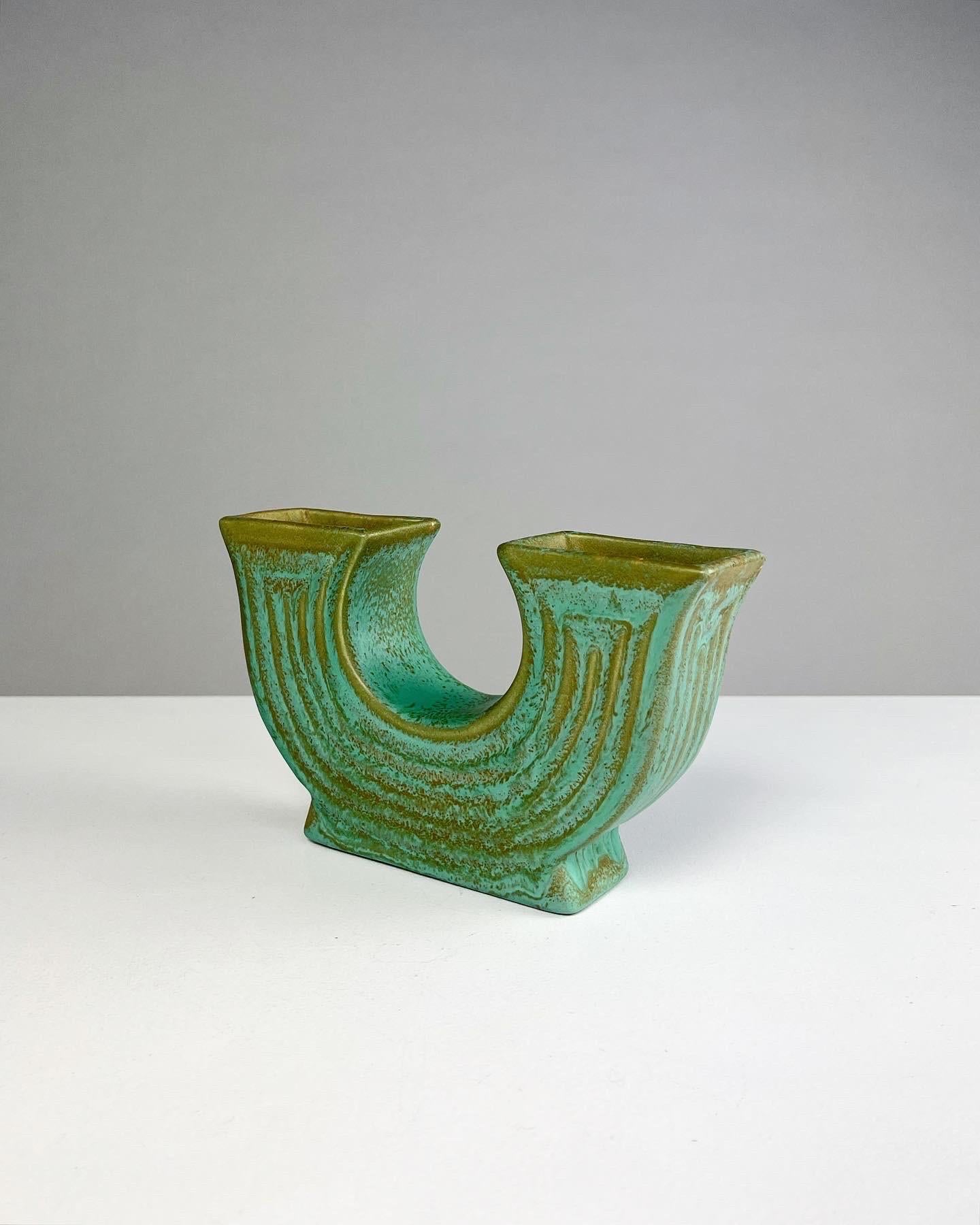 Seltene doppelseitige Steinzeugvase von Ewald Dahlskog für Bo Fajans (Bobergs Fajansfabrik), Modell Nr. D 92, 1938 entworfen und bis Anfang bis Mitte der 1940er Jahre in Schweden handgefertigt. 

Die Glasurfarbe heißt 'Smaragd', Modell Nr. D 92.