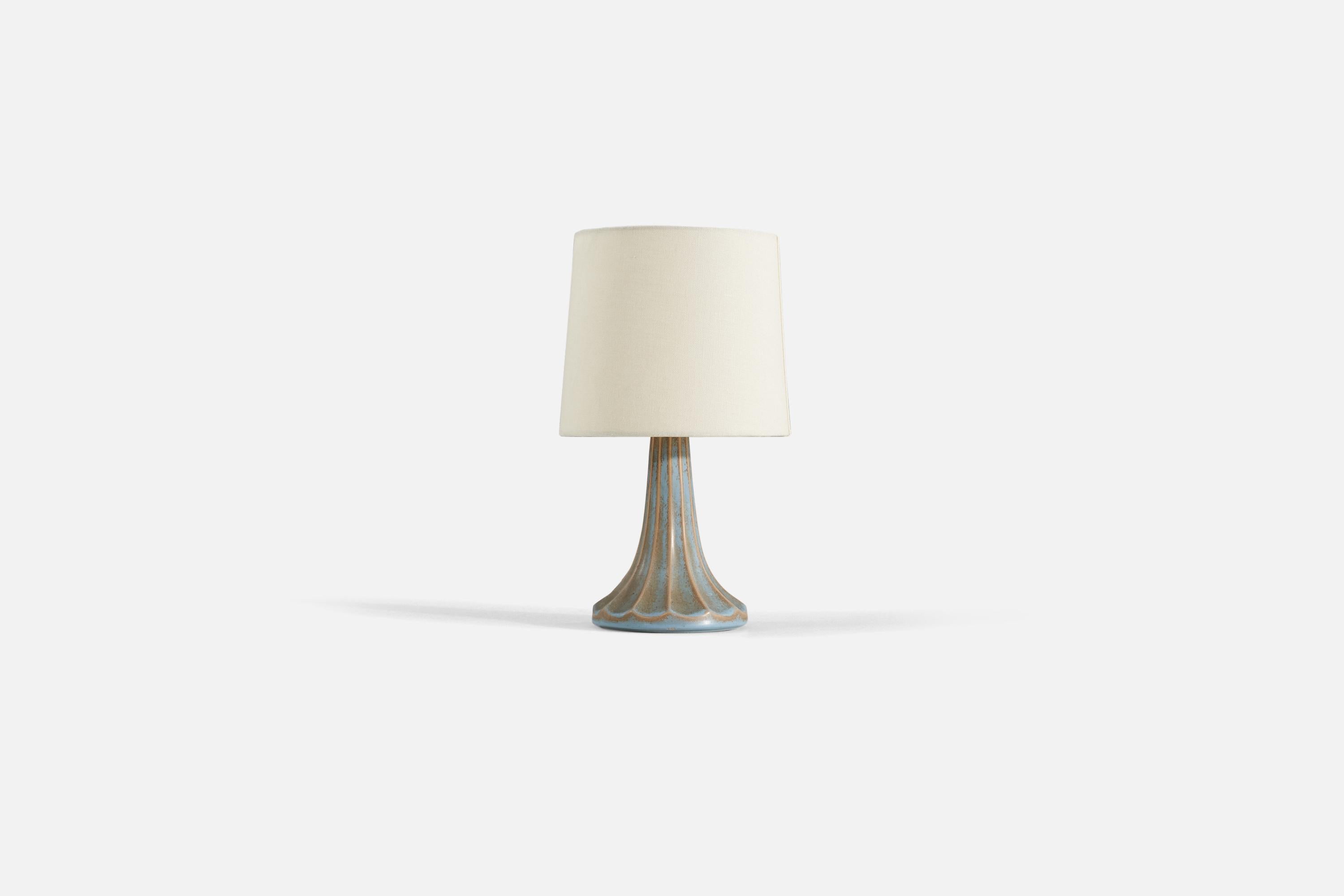 Lampe de table en faïence émaillée bleue. Conçu par Ewald Dahlskog, produit par Bo Fajans, Suède, années 1930-1940.

Vendu sans abat-jour. 

Les mesures indiquées sont celles de la lampe.
Abat-jour : 7 x 8 x 7
Lampe avec abat-jour : 13,5 x 8 x