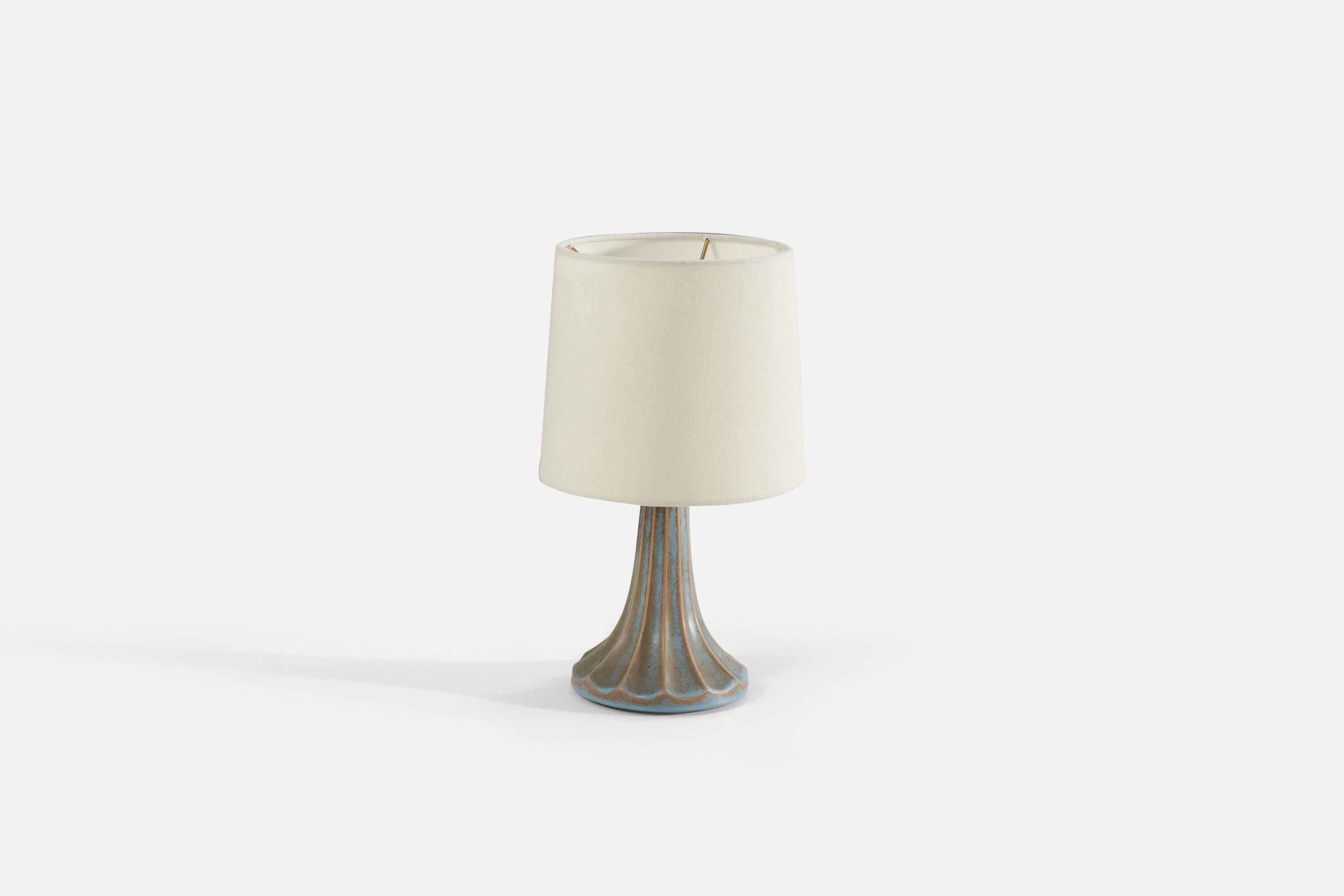 Scandinave moderne  Lampe de table cannelée Ewald Dahlskog, faïence émaillée bleue, Suède, années 1940 en vente