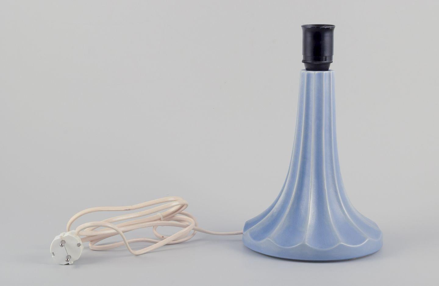 Ewald Dahlskog for Bo Fajans, Gefle. Art Deco table lamp with grooved design. For Sale 2
