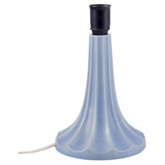 Ewald Dahlskog for Bo Fajans, Gefle. Art Deco table lamp with grooved design.