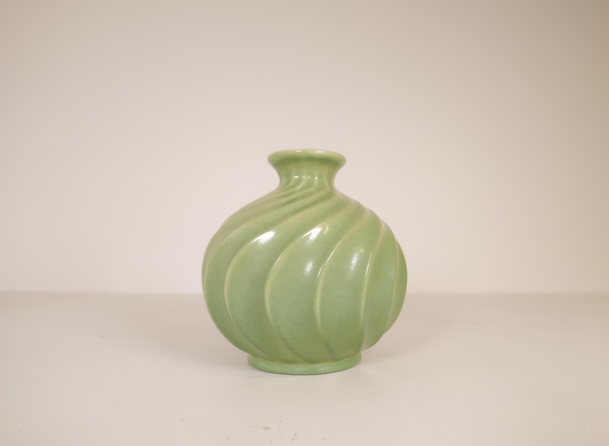 Ewald Dahlskog for Bo Fajans, large Swedish ceramic vase with swirls of light green ice cream.
A wonderful object with very nice lines and glaze. Made in the 1930s at BoFajans.

Good vintage condition with a drilled hole in the bottom.