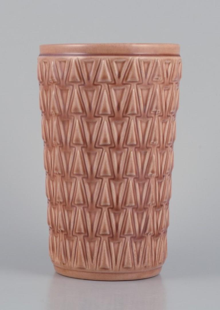 Ewald Dahlskog für Bo Fajans, Schweden. 
Keramische Vase mit geometrischem Muster.
Mitte des 20. Jahrhunderts.
Markiert.
Modell: D 394.
In perfektem Zustand.
Abmessungen: H 17,0 cm x T 10,2 cm.