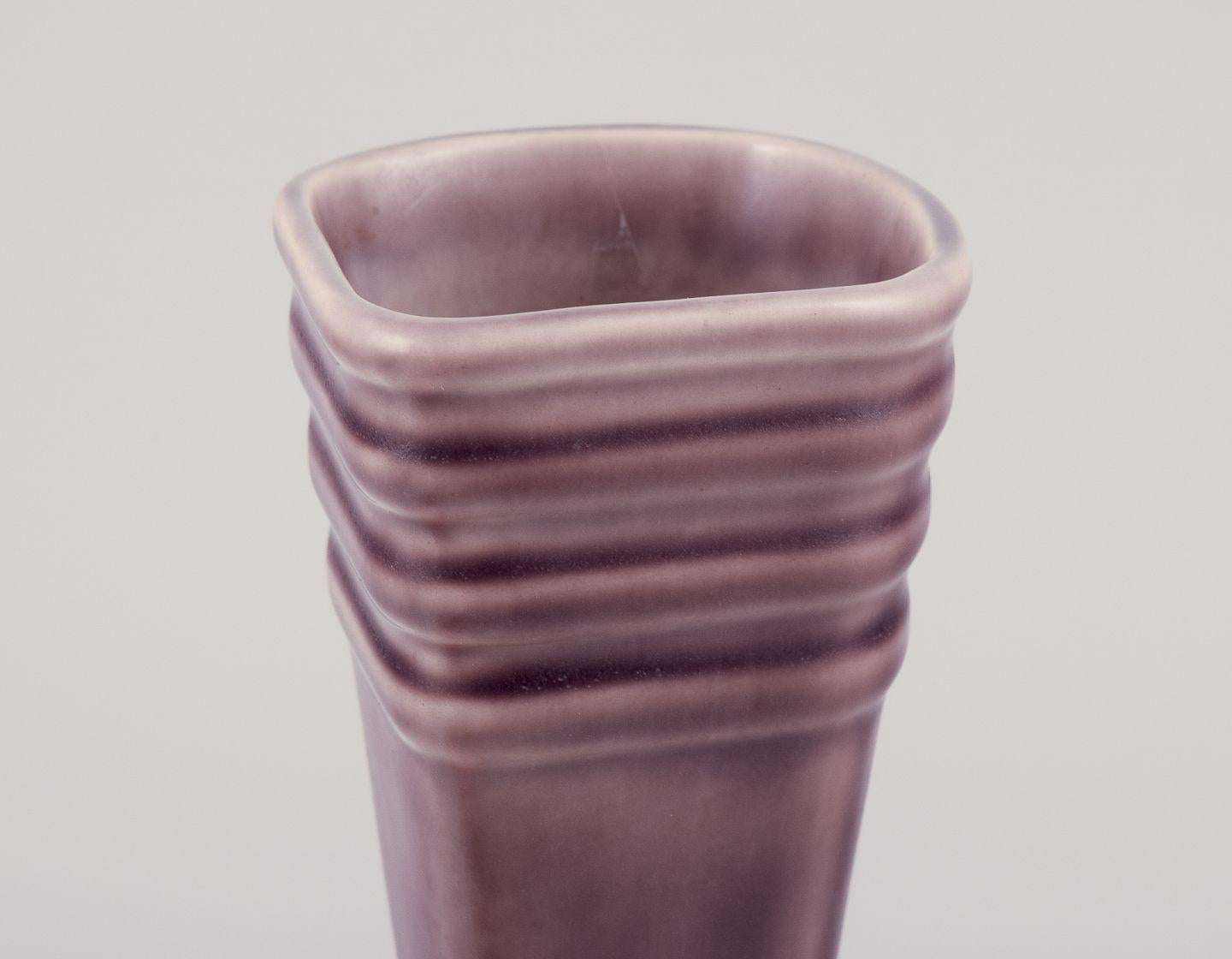 Ewald Dahlskog para Bobergs Fajansfabrik. Gran jarrón de loza. Ca. 1930s Escandinavo moderno en venta