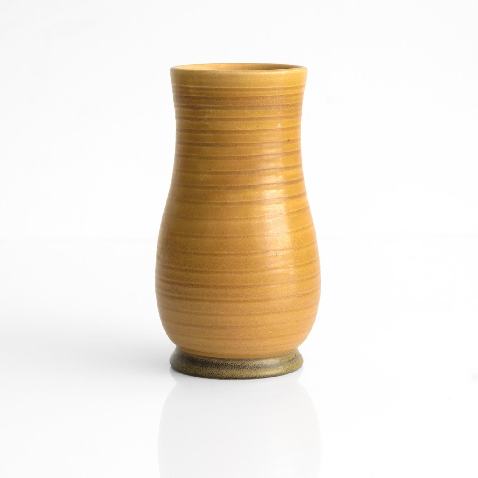 Schwedische Vase des Künstlers und Keramikkünstlers Ewald Dahlskog mit tiefem Relief und goldener Glasur. Die sanfte spiralförmige Linie folgt der Form der Vasen, die von dem sanft abgeschrägten Fuß ausgeht. Handgefertigt von Dahlskog in Bo Fajans,