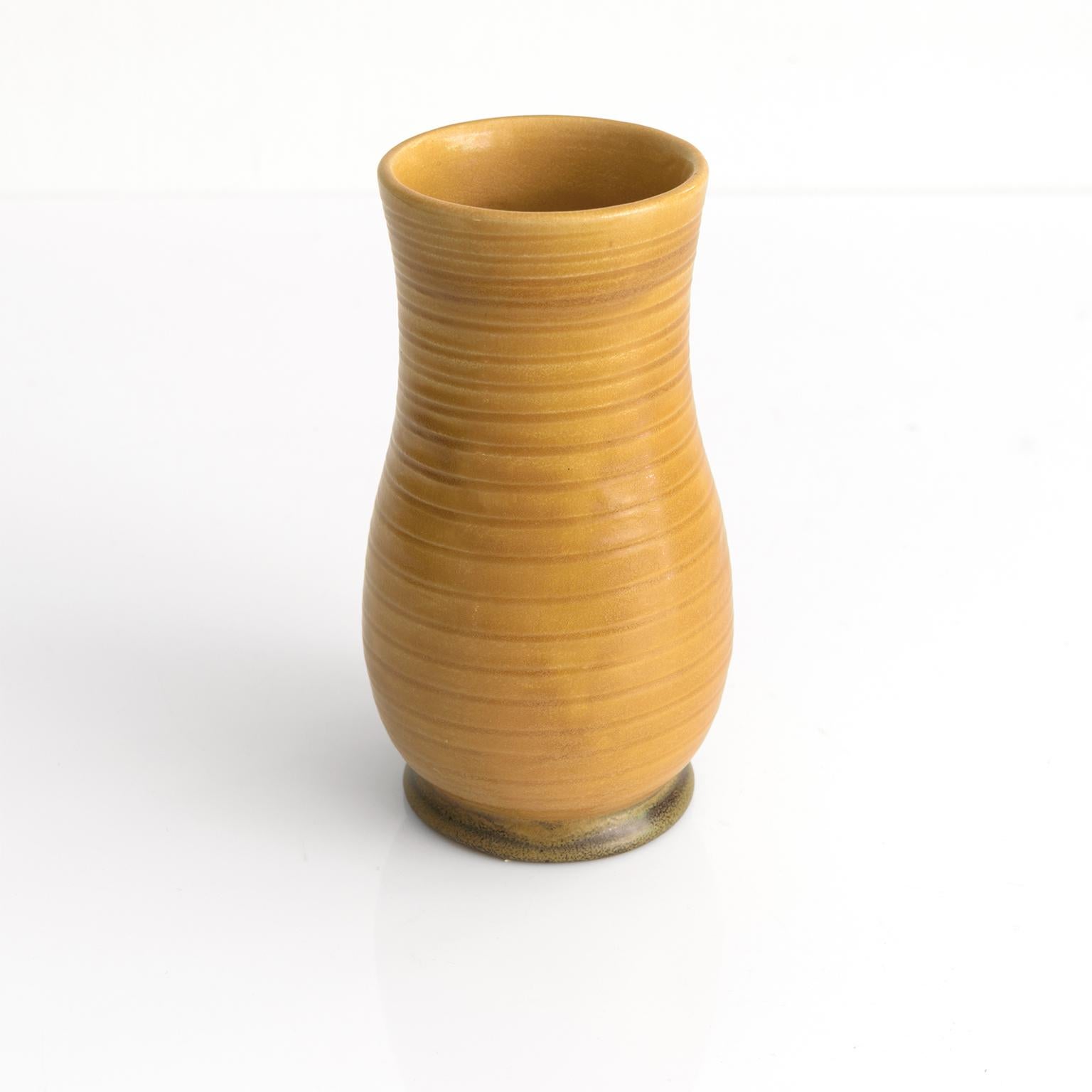 Scandinave moderne Vase Ewald Dahlskog à glaçure dorée avec pied, Bo Fajans, Scandinavian Modern en vente