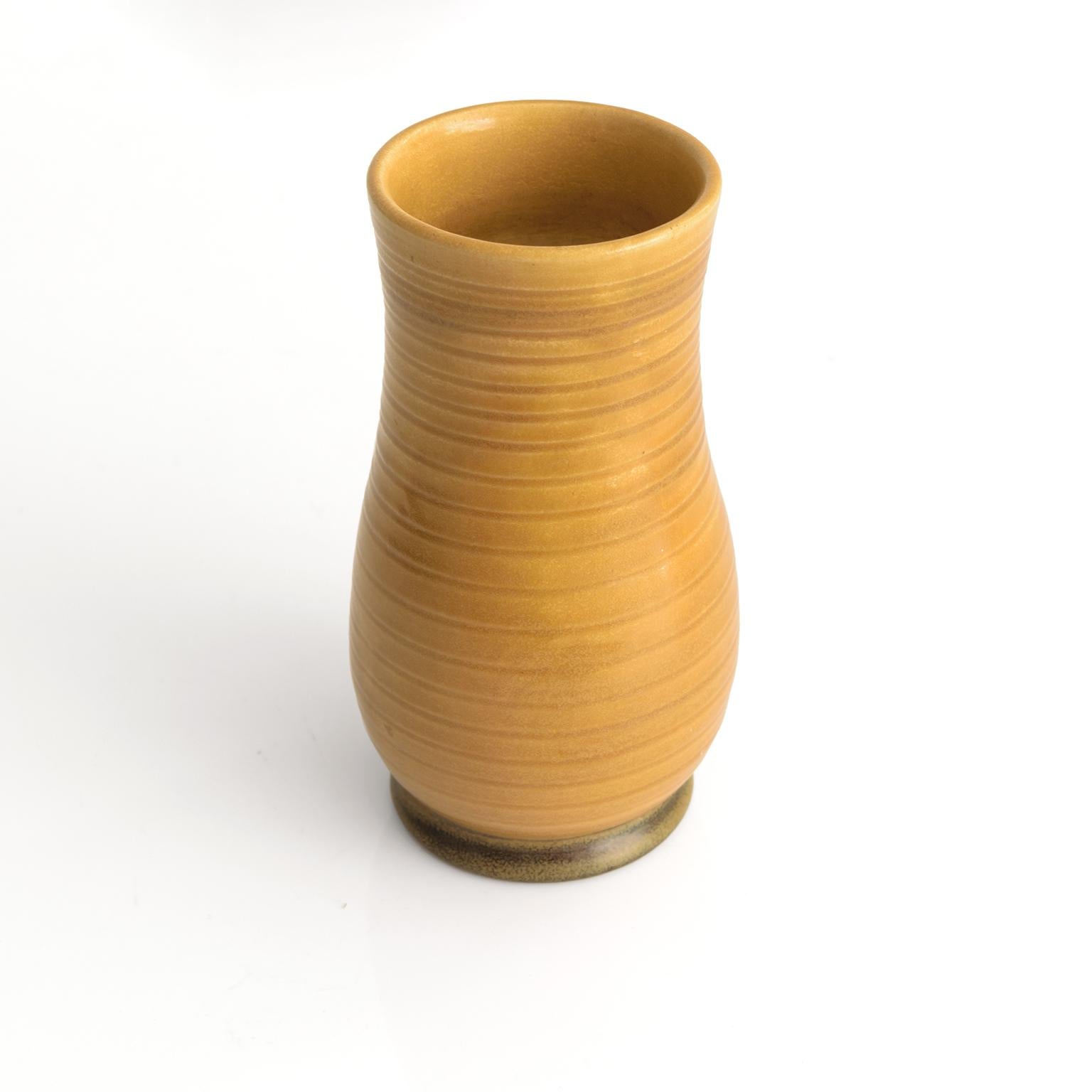 Golden glasierte Vase mit Fuß von Ewald Dahlskog, Bo Fajans, Skandinavische Moderne im Zustand „Gut“ im Angebot in New York, NY