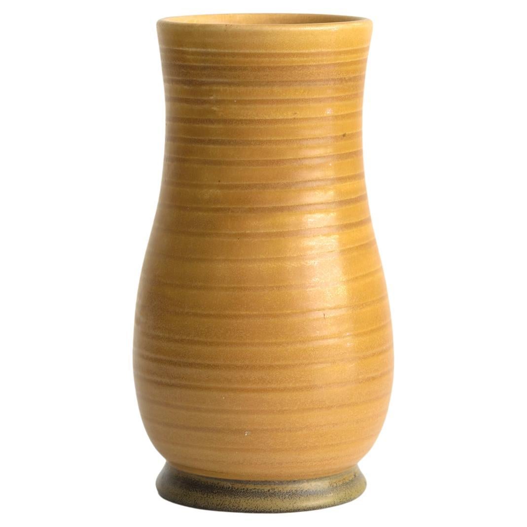 Vase Ewald Dahlskog à glaçure dorée avec pied, Bo Fajans, Scandinavian Modern