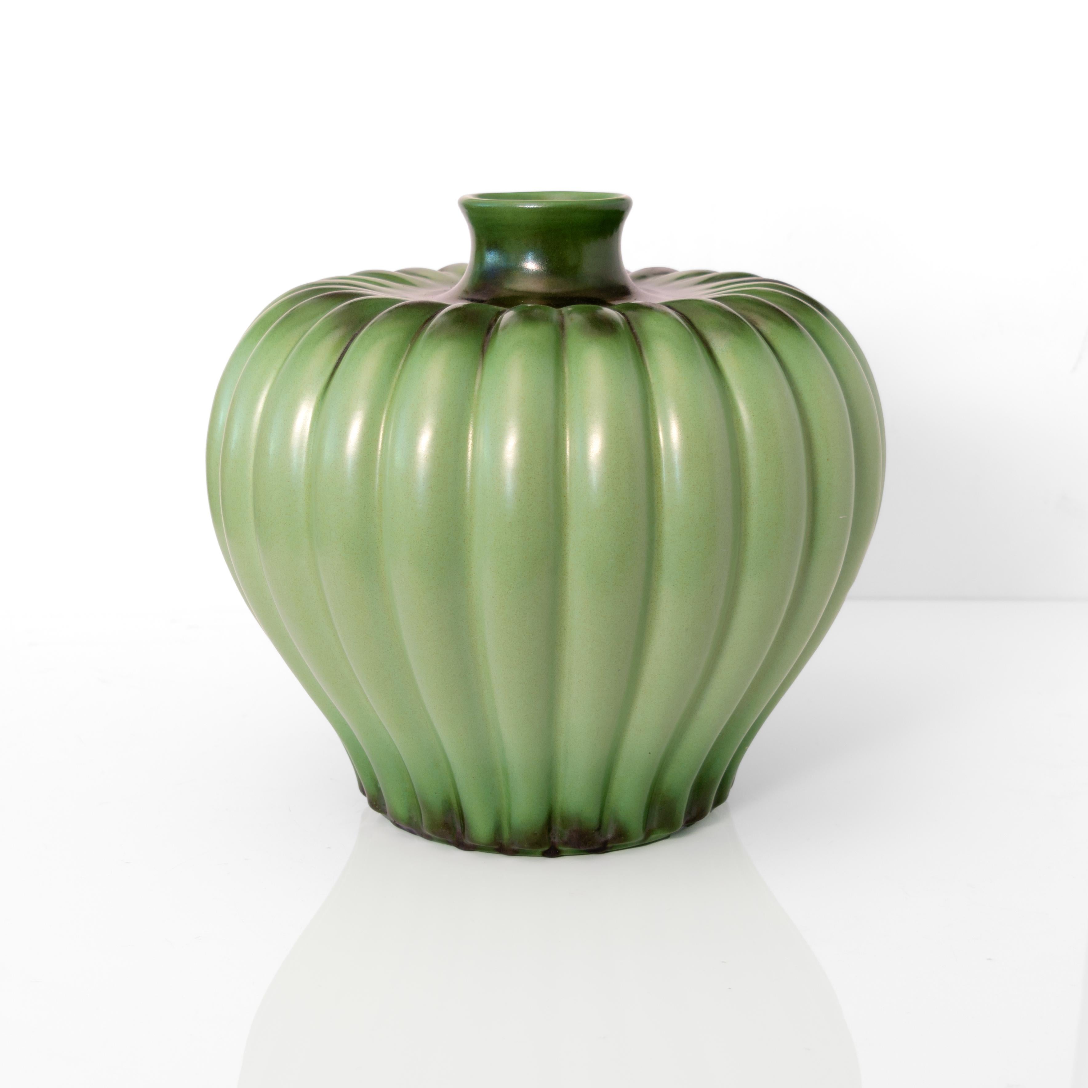 Große Vase mit geripptem Korpus des Künstlers Ewald Dahlskog, glasiert mit grünem Apfel, geschaffen für Bo Fajans, Schweden um 1940. 

Höhe: 10,5