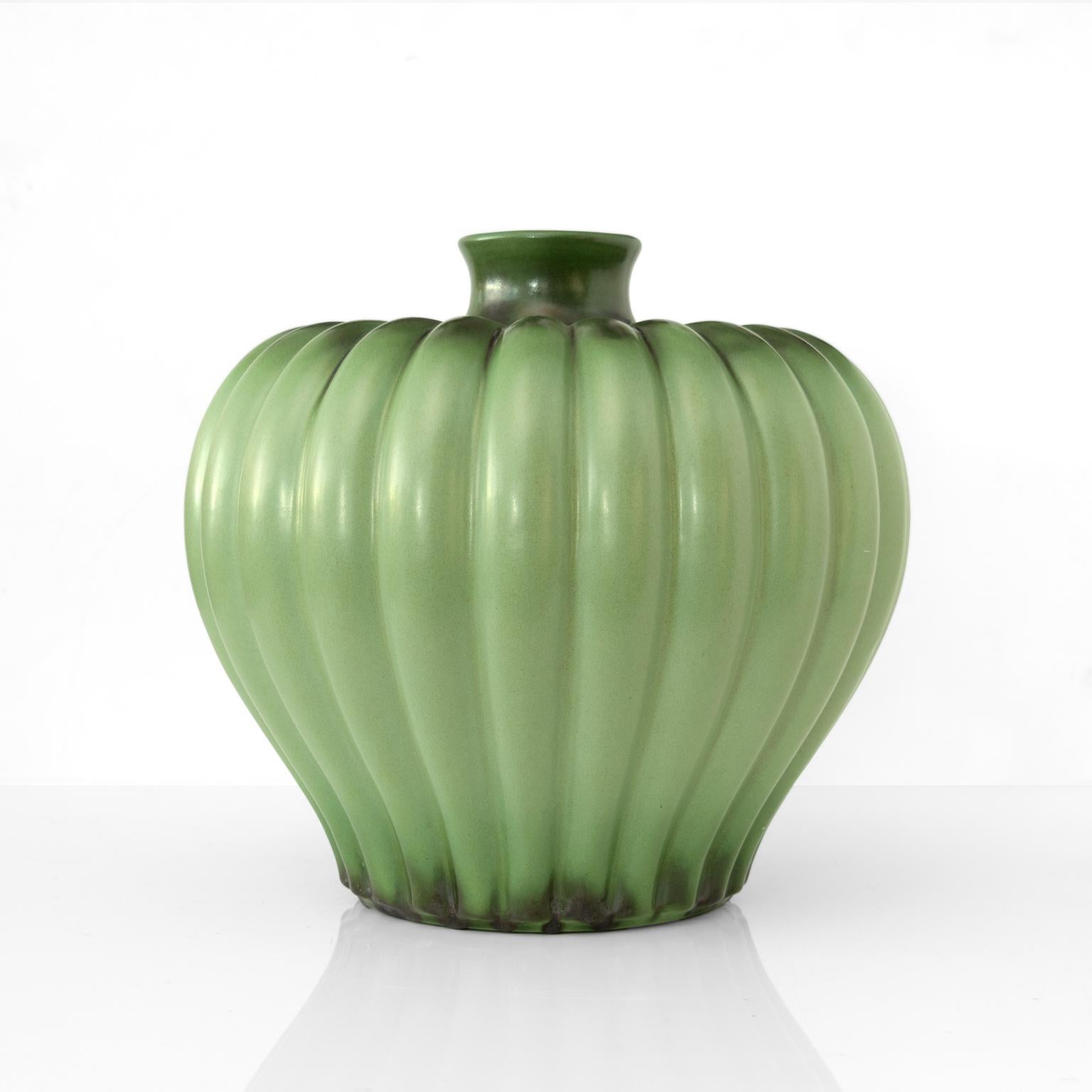 Scandinave moderne Vase vernissé vert Ewald Dahlskog, Bo Fajans, Suède 1940 en vente