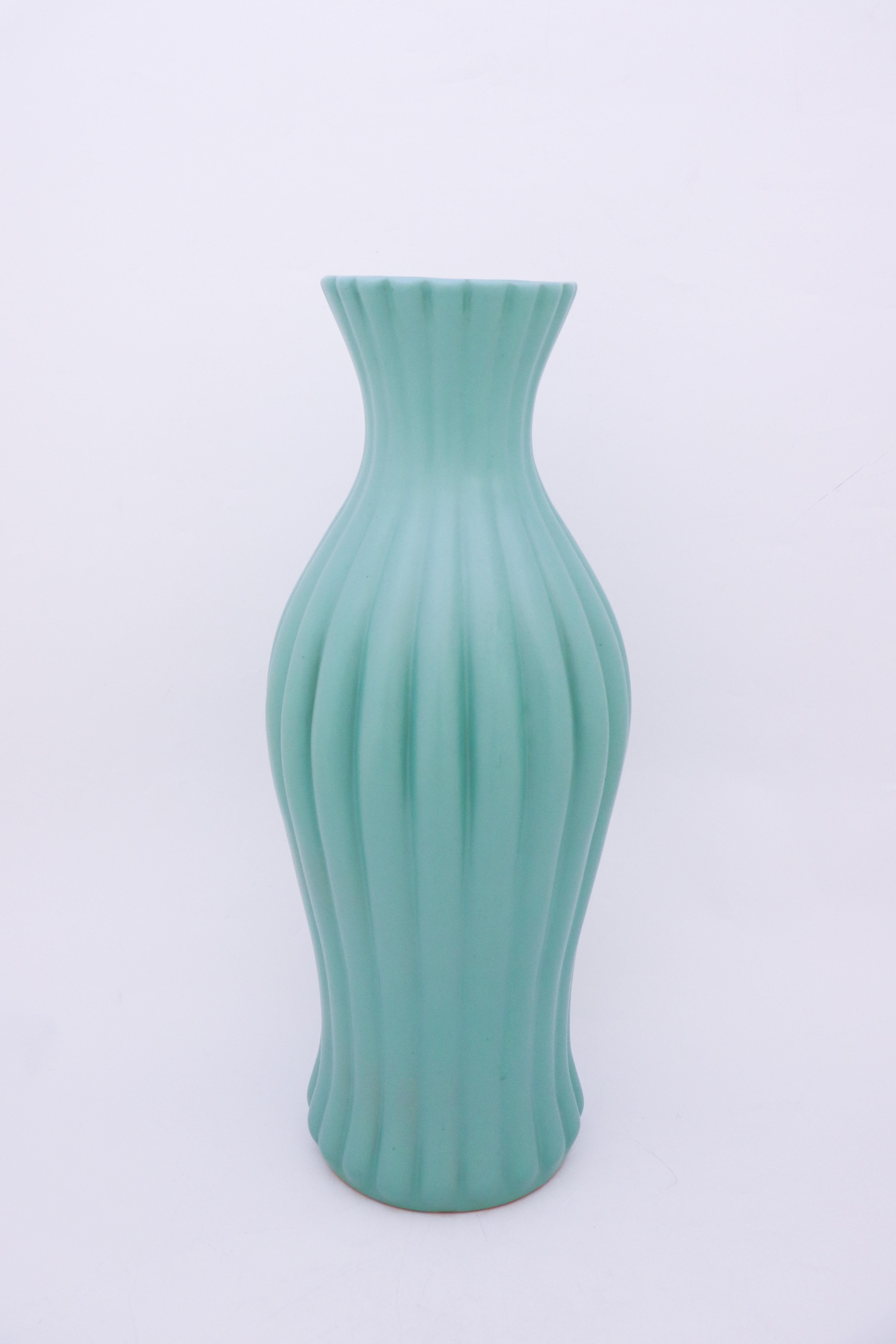 Un grand vase de sol turquoise conçu par Ewald Dahlskog chez Bo Fajans à Gefle dans les années 1930. Le vase mesure 52 cm de haut.