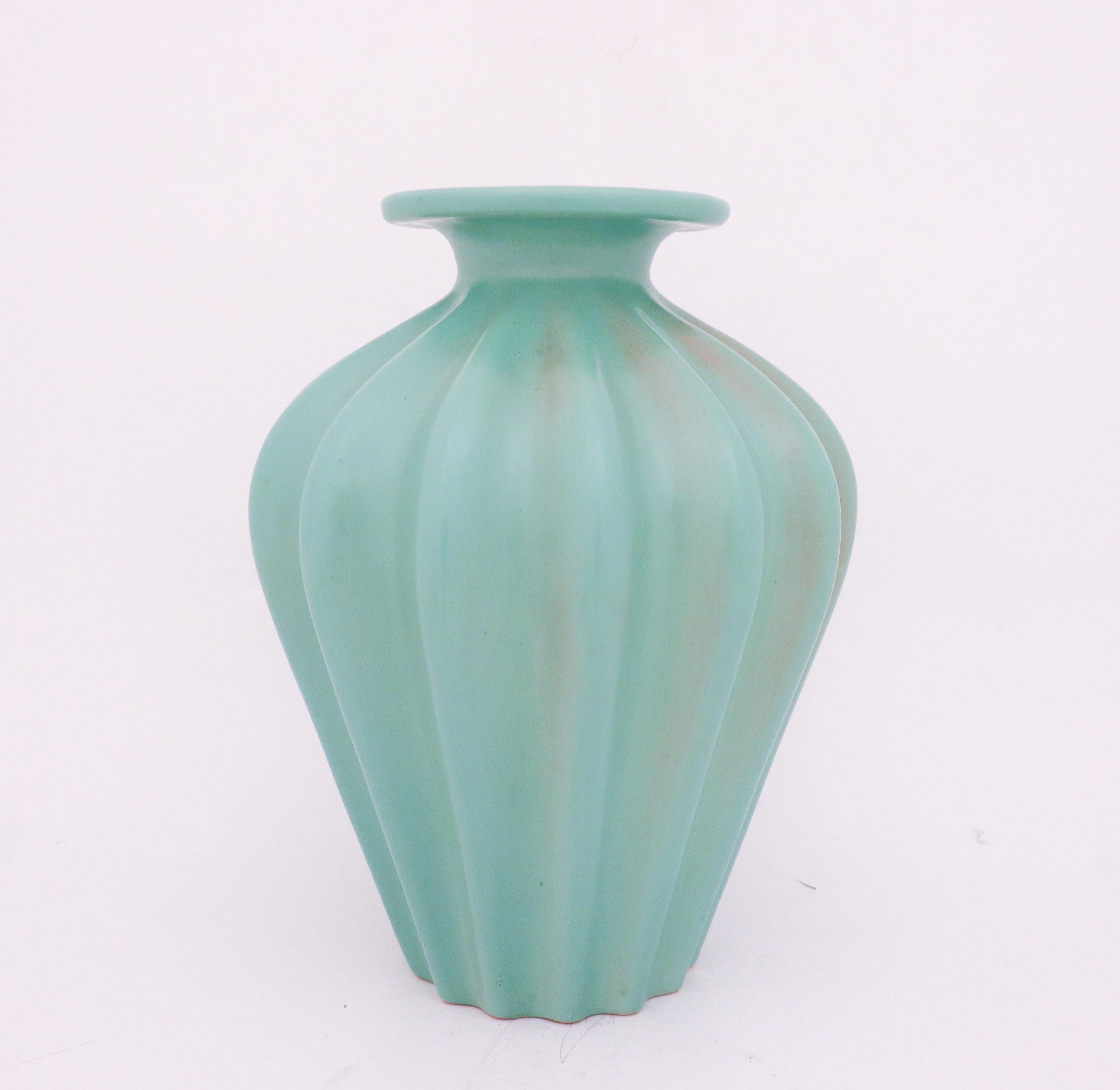 Un grand vase de sol turquoise conçu par Ewald Dahlskog chez Bo Fajans à Gefle dans les années 1930. Le vase mesure 52 cm de haut.