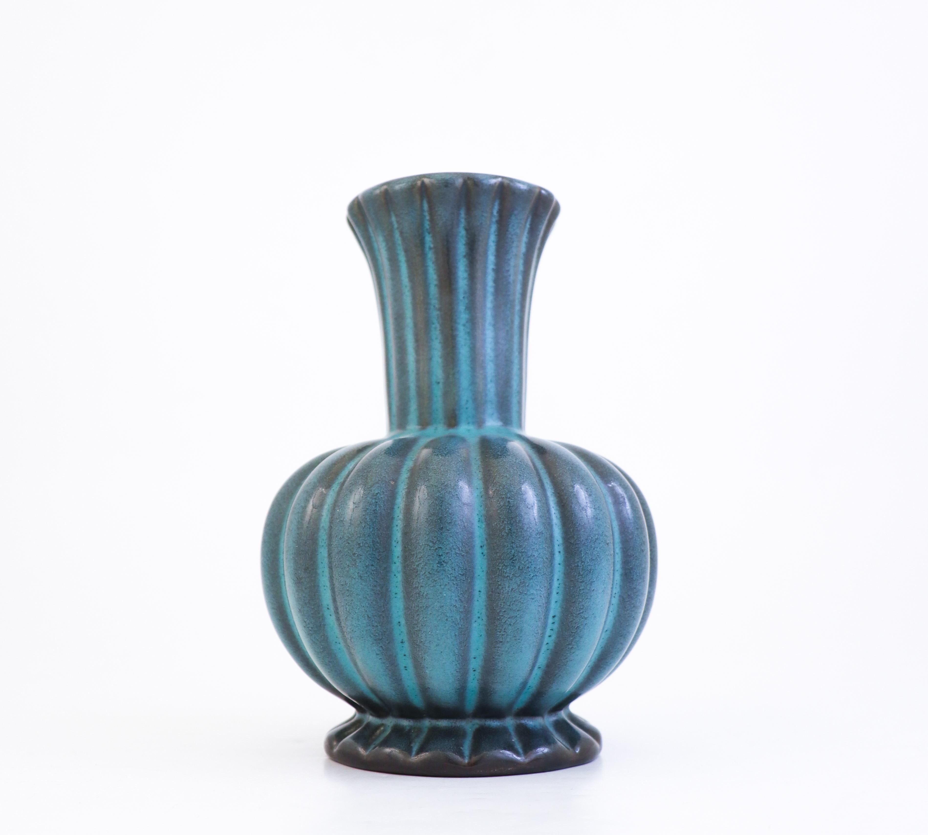 Un joli vase vert foncé conçu par Ewald Dahlskog à Bo Fajans, en Suède, dans les années 1930. Le vase mesure 19,5 cm de haut et est en excellent état. 