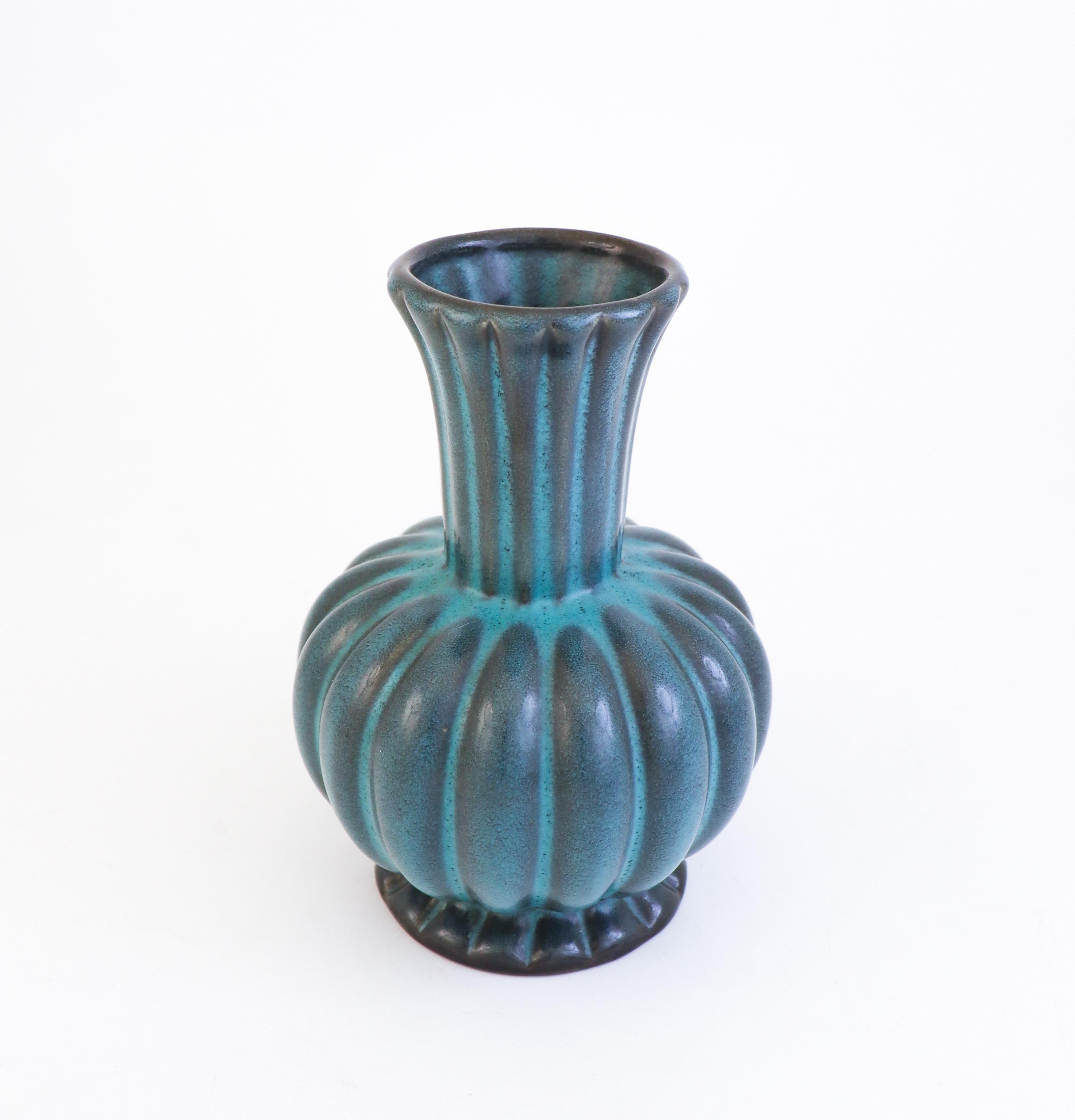 Scandinave moderne Ewald Dahlskog - Vase vert foncé de belle forme - Bo Fajans Suède années 1930 en vente