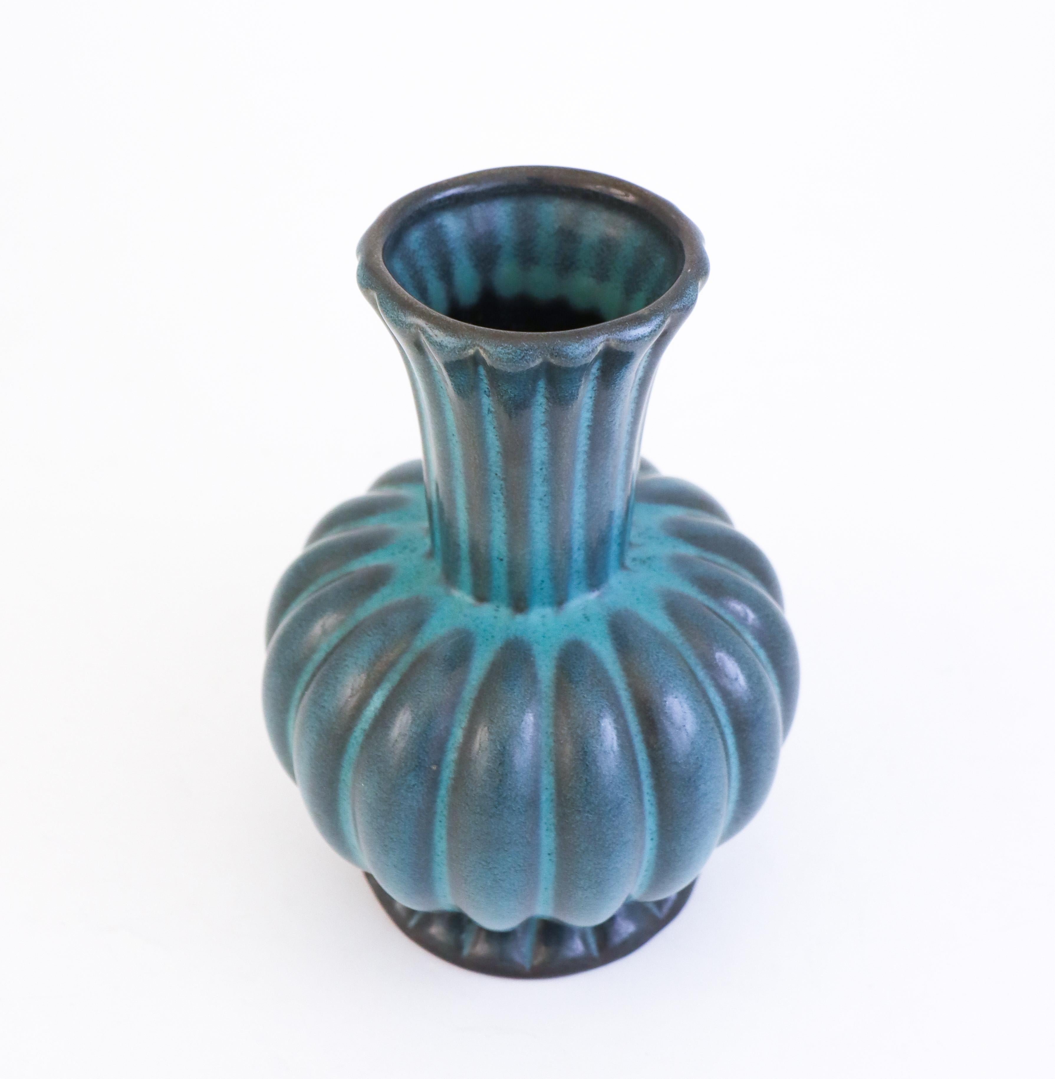 Vernissé Ewald Dahlskog - Vase vert foncé de belle forme - Bo Fajans Suède années 1930 en vente