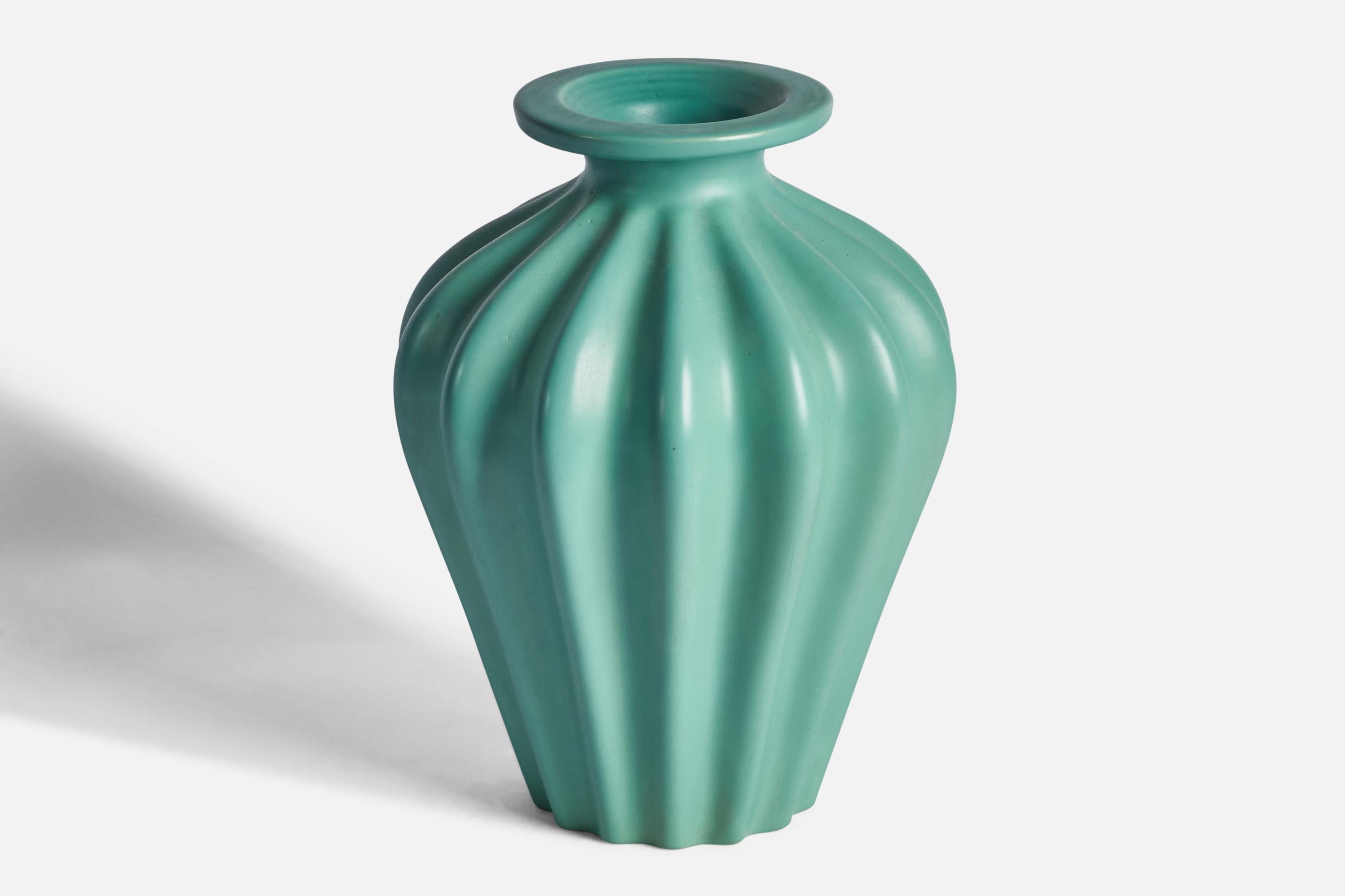 Un grand vase cannelé en faïence vert céladon, conçu par Ewald Dahlskog et produit par Bo Fajans, Suède, années 1930.