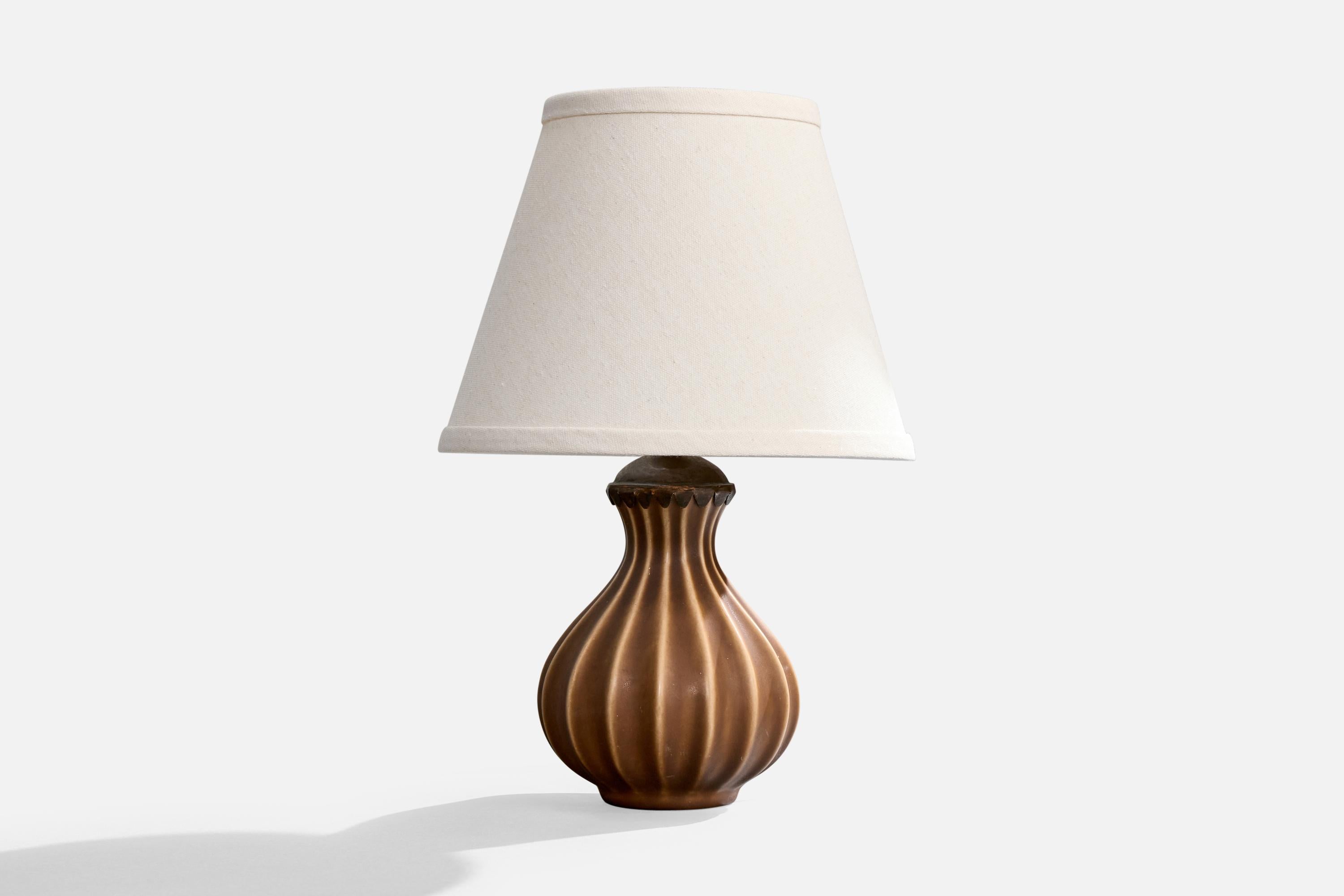 A fluted brown-glazed ceramic and bronze-colored brass table lamp designed by Ewald Dahlskog and produced by Bo Fajans, Sweden, c. 1930s.

Dimensions of Lamp (inches): 9.5“ H x 5“ Diameter

Dimensions of Shade (inches): 5.25” Top Diameter x 9.25“