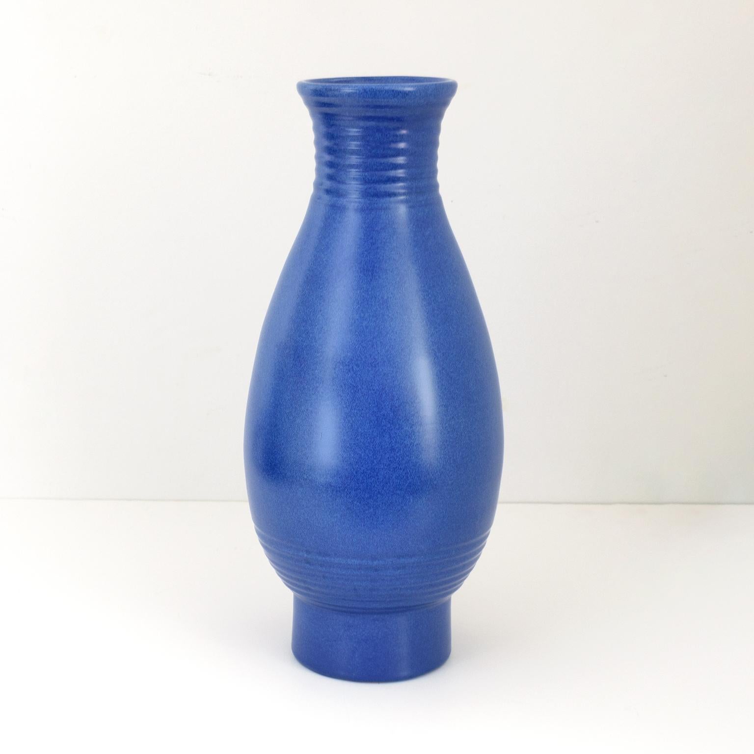 Schwedische Art-Déco-Vase des Künstlers Ewald Dahlskog in einer satten blauen Glasur, hergestellt bei Bo Fajans.
Abmessungsbereich 19