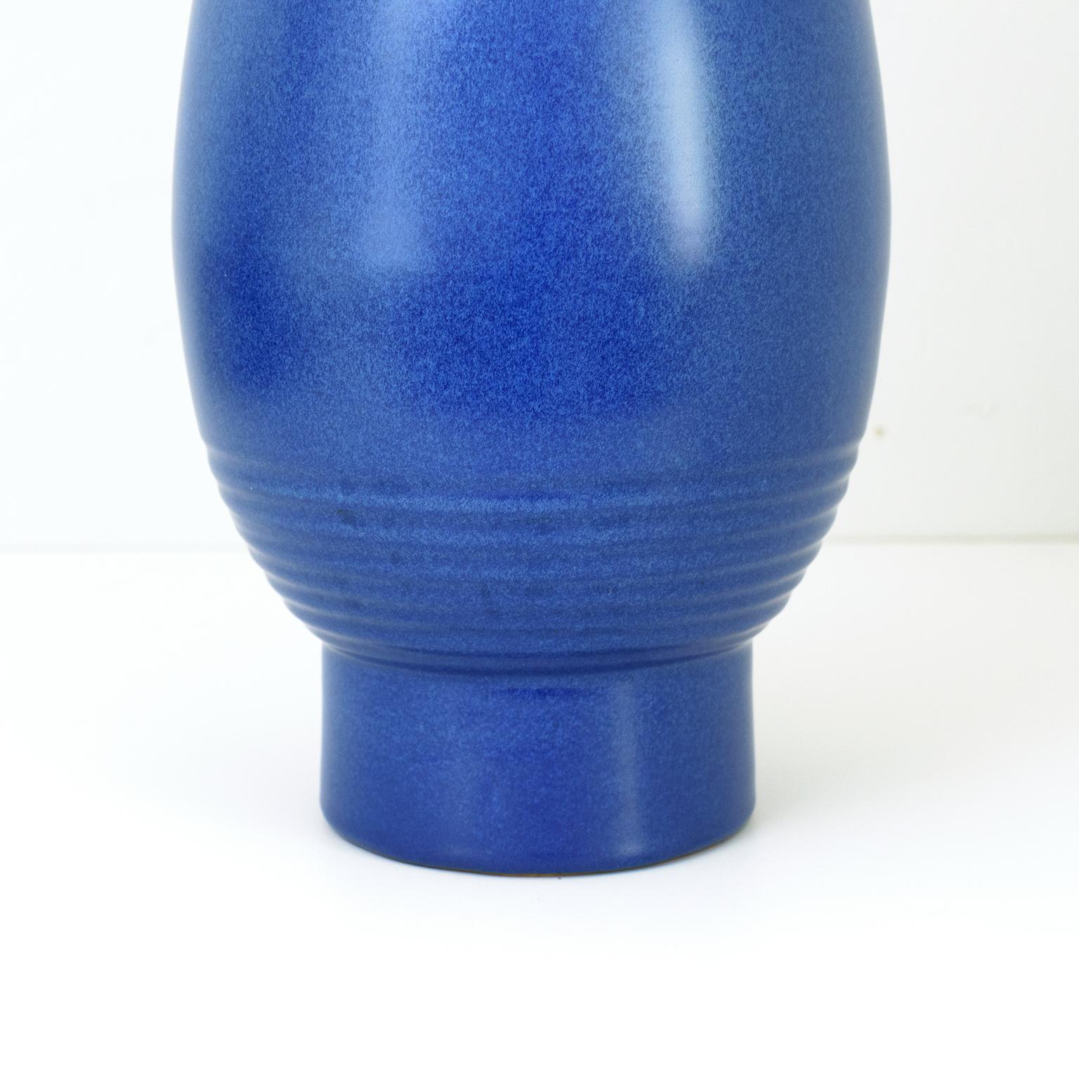 Ewald Dahlskog Tall Blue Scandinavian Modern Vase for Bo Fajans In Good Condition For Sale In New York, NY
