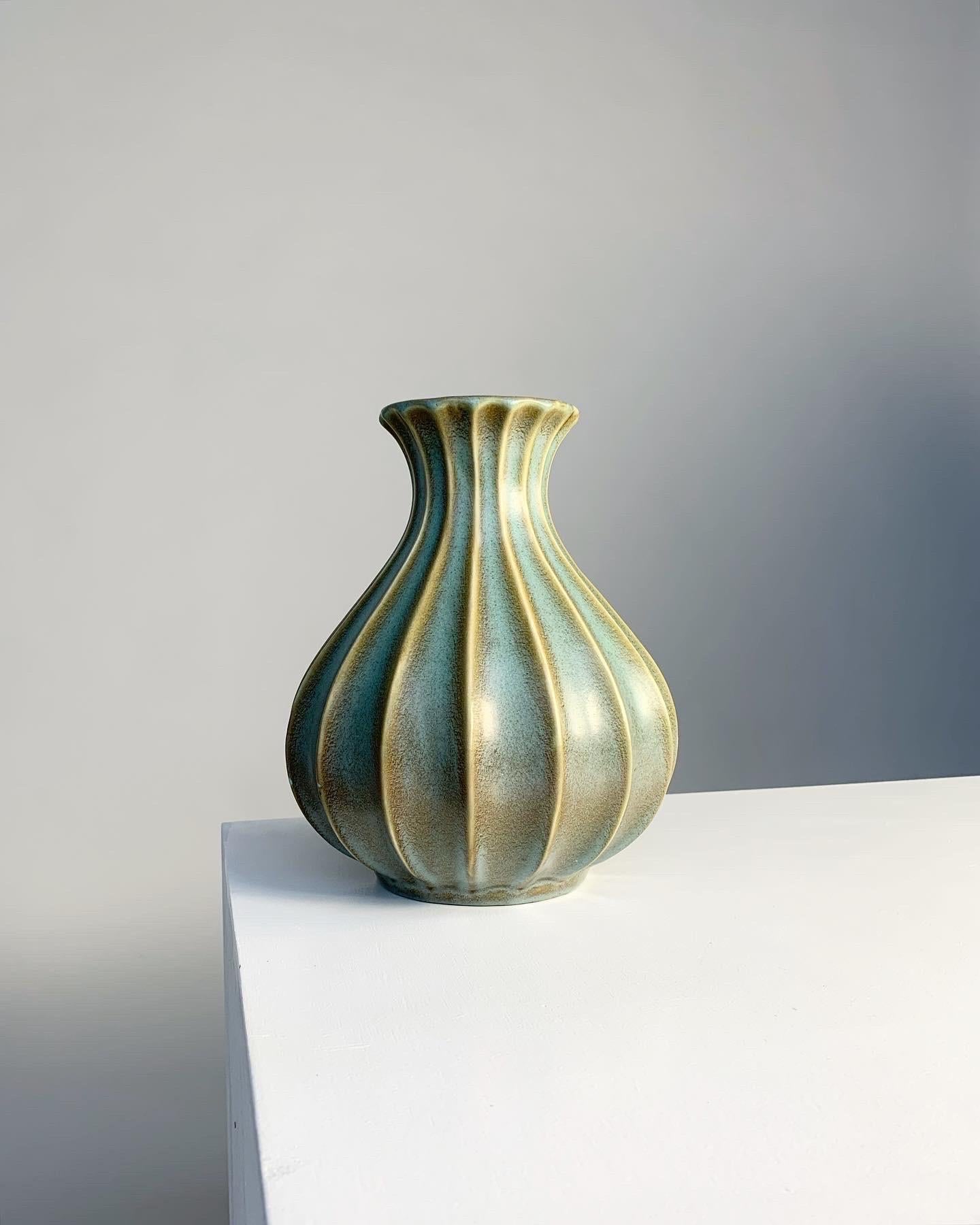 Rare vase en grès d'Ewald Dahlskog pour Bo Fajans (Bobergs Fajansfabrik), fabriqué à la main entre le milieu des années 1930 et le début des années 1940 en Suède.

La couleur de la glaçure est appelée 'Runa', modèle n° D89/3. Signé sur le