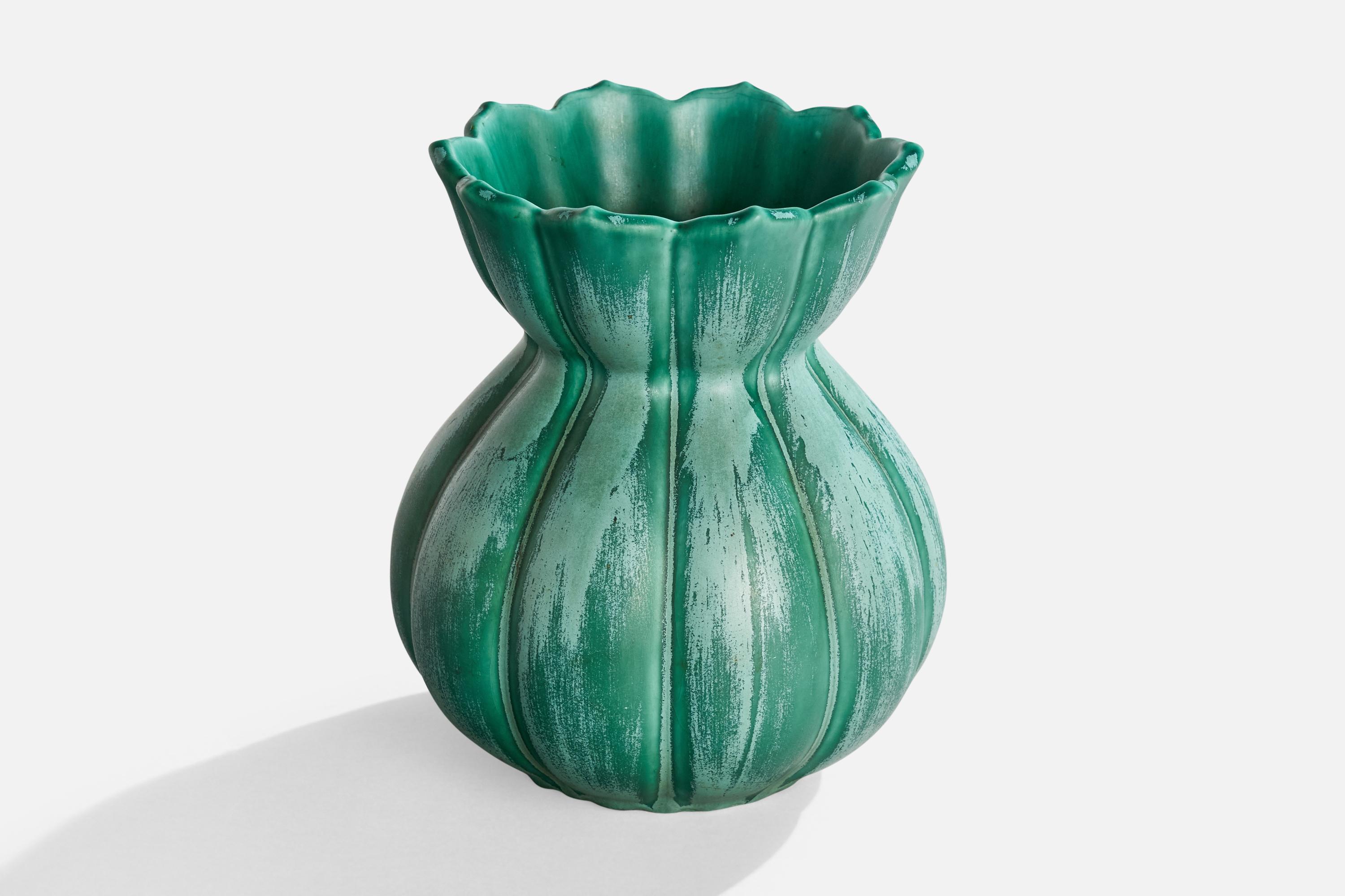 Vase en céramique à glaçure verte conçu par Ewald Dahlskog et produit par Bo Fajans, Suède, c. 1930.

Dimensions : 7,5