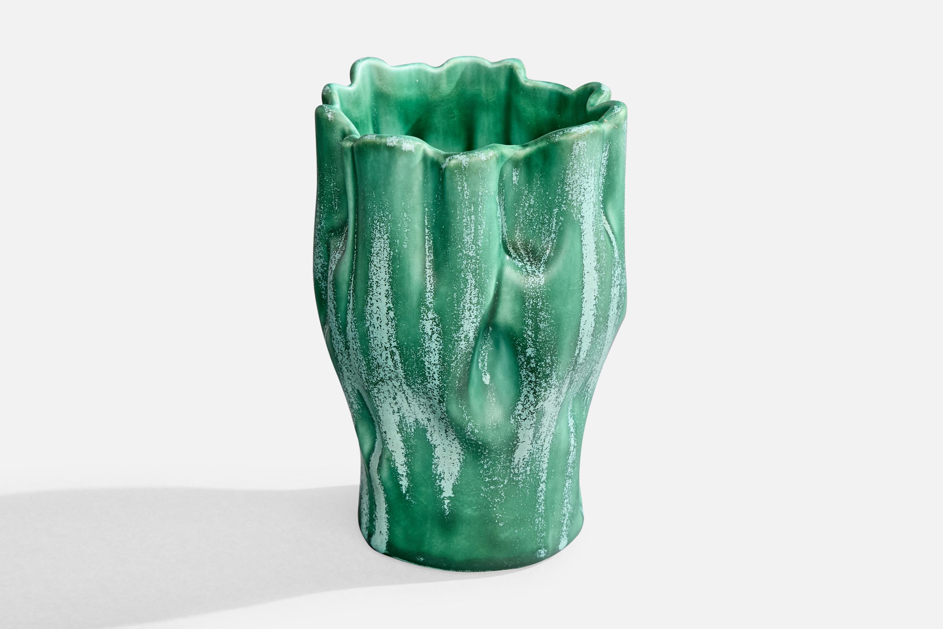 Vase en céramique à glaçure verte conçu par Ewald Dahlskog et produit par Bo Fajans, Suède, c. 1930.

Dimensions globales (pouces) : 5.875 
