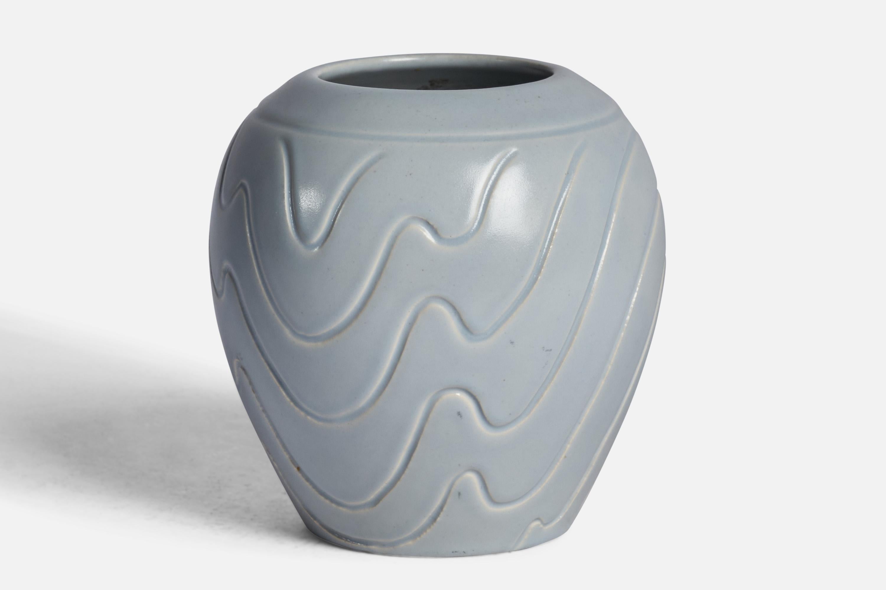 Vaso in terracotta smaltata blu incisa, disegnato da Ewald Dahlskog e prodotto da Bo Fajans, Svezia, anni '30.