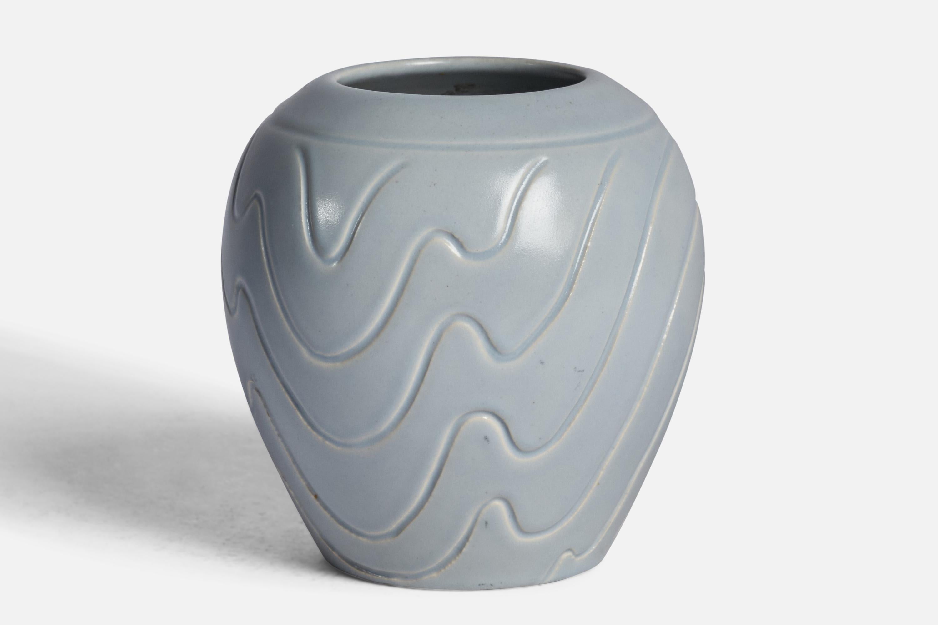 Vase en faïence bleu-glacé incisé, conçu par Ewald Dahlskog et produit par Bo Fajans, Suède, années 1930.