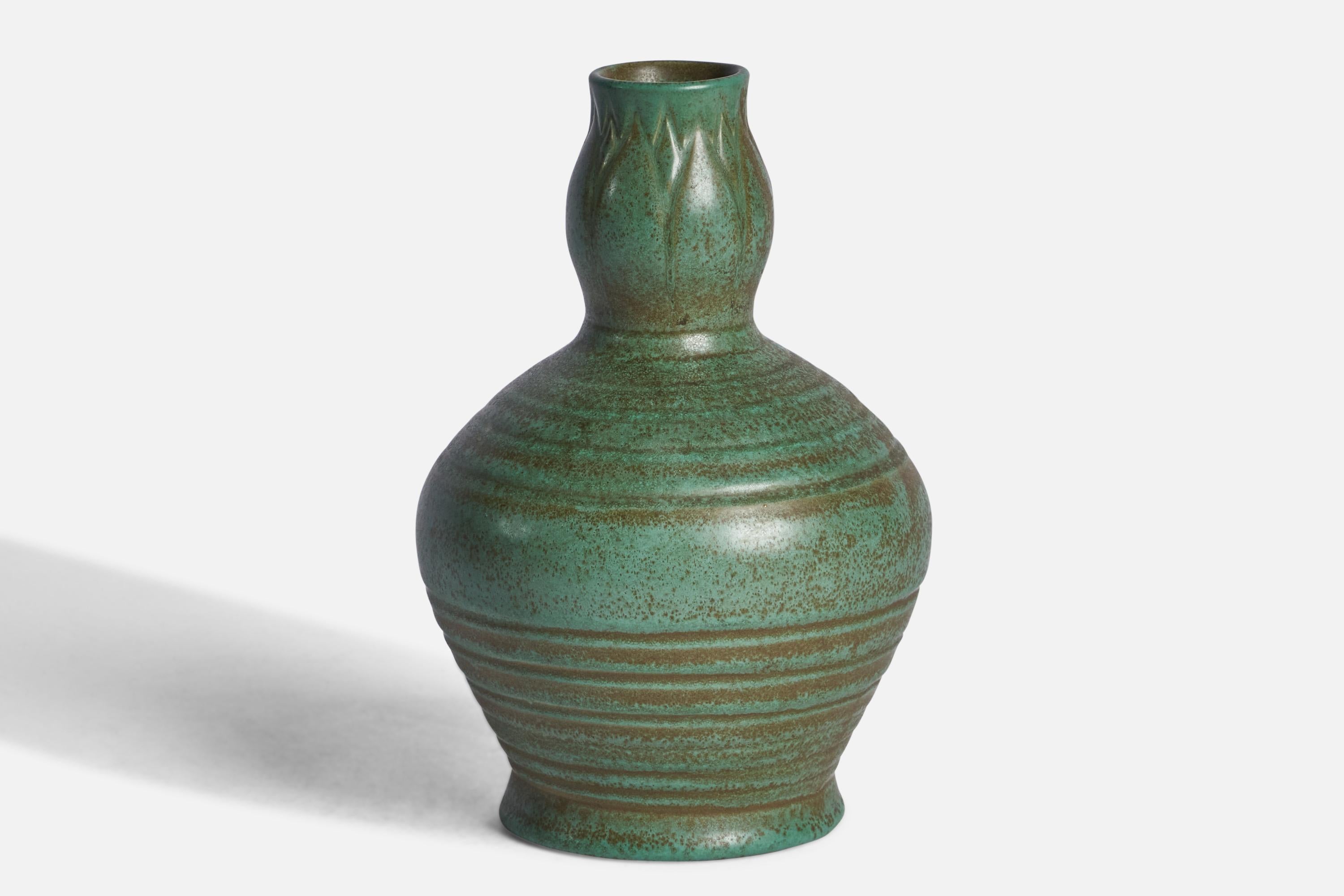 Vase aus grün glasiertem, geritztem Steingut, entworfen von Ewald Dahlskog und hergestellt von Bo Fajans, Schweden, um 1930.