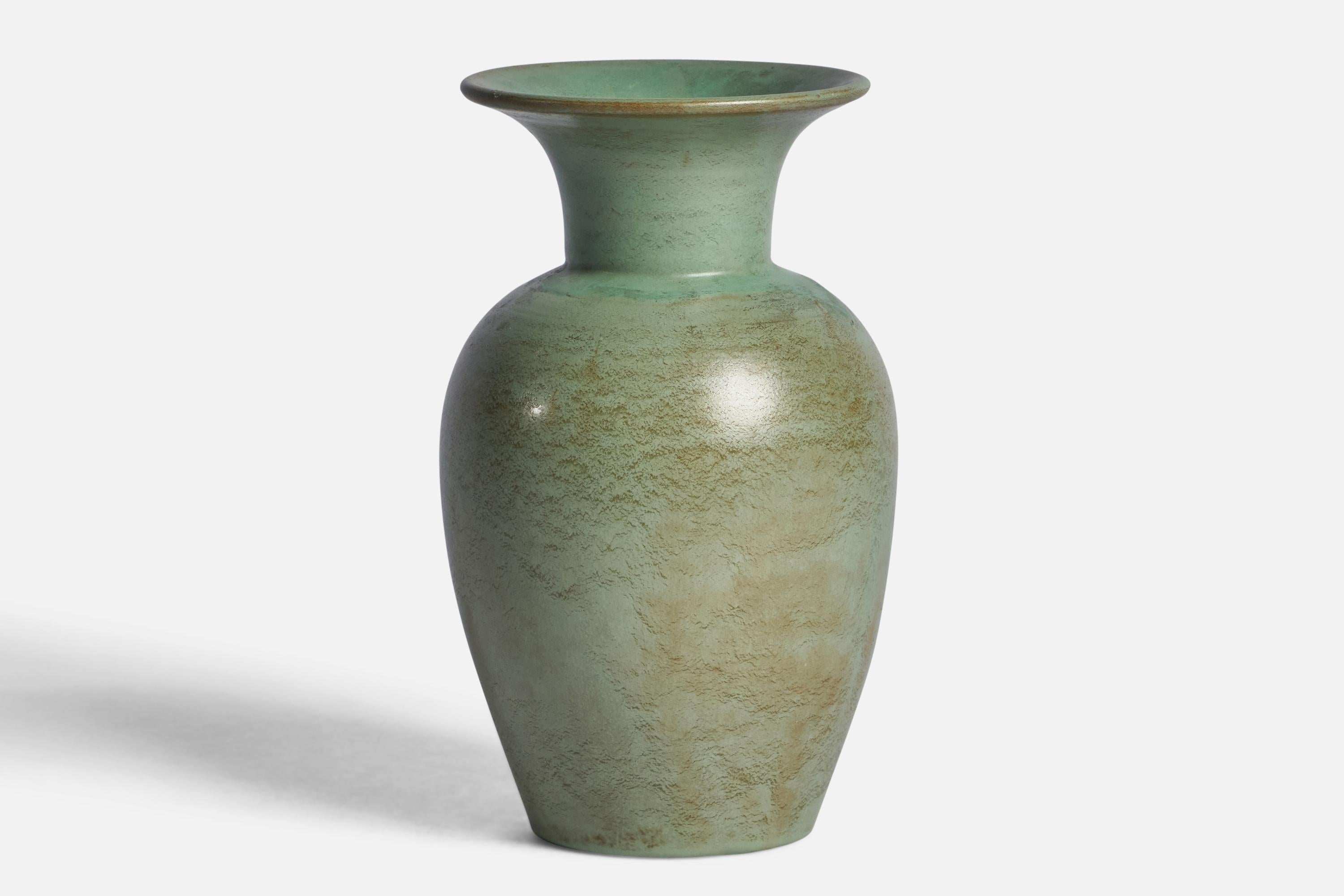 Vase en faïence émaillée verte conçu par Ewald Dahlskog et produit par Bo Fajans, Suède, années 1930.