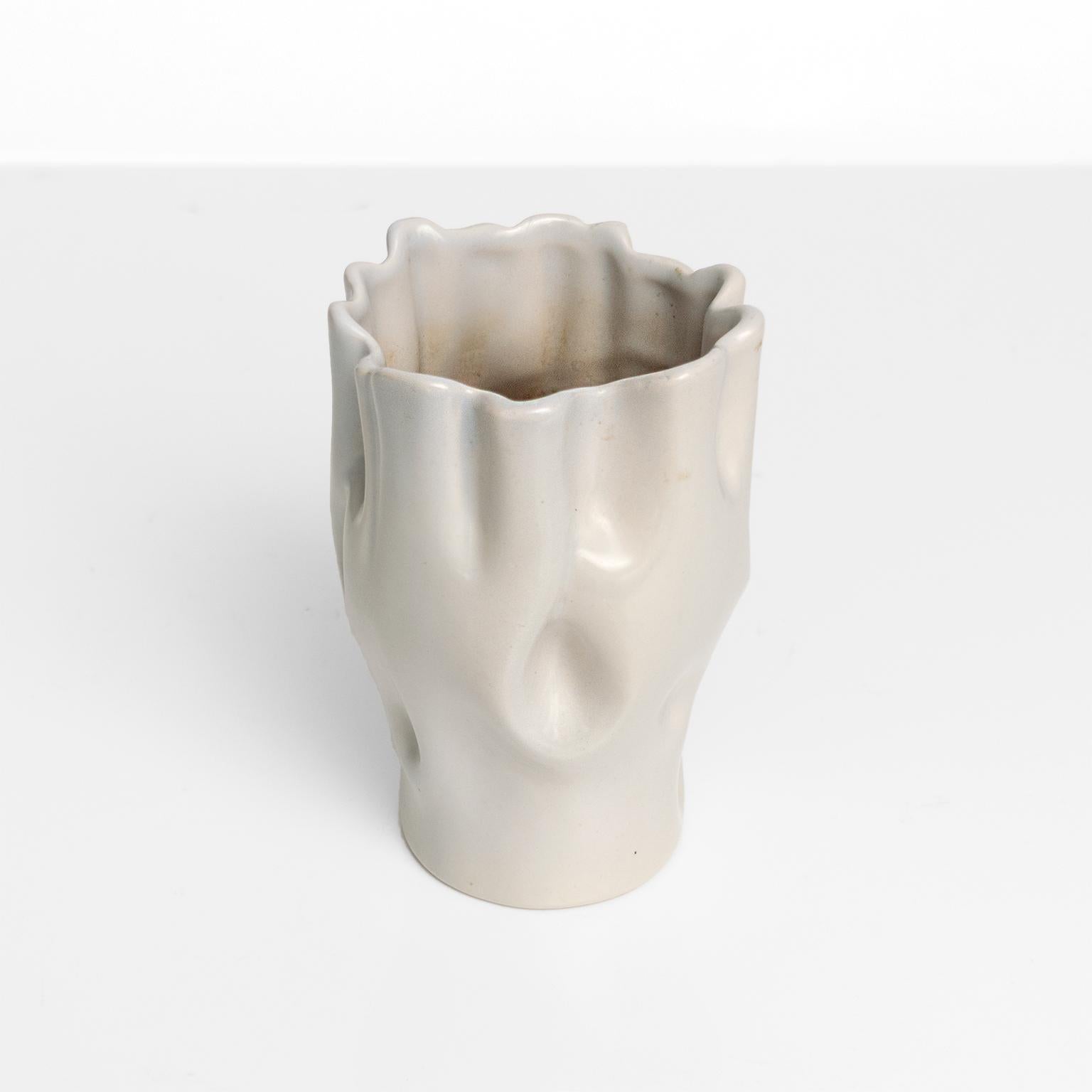 Ewald Dahlskog Vase with soft form, Bo Fajans, Scandinavian Modern In Good Condition For Sale In New York, NY