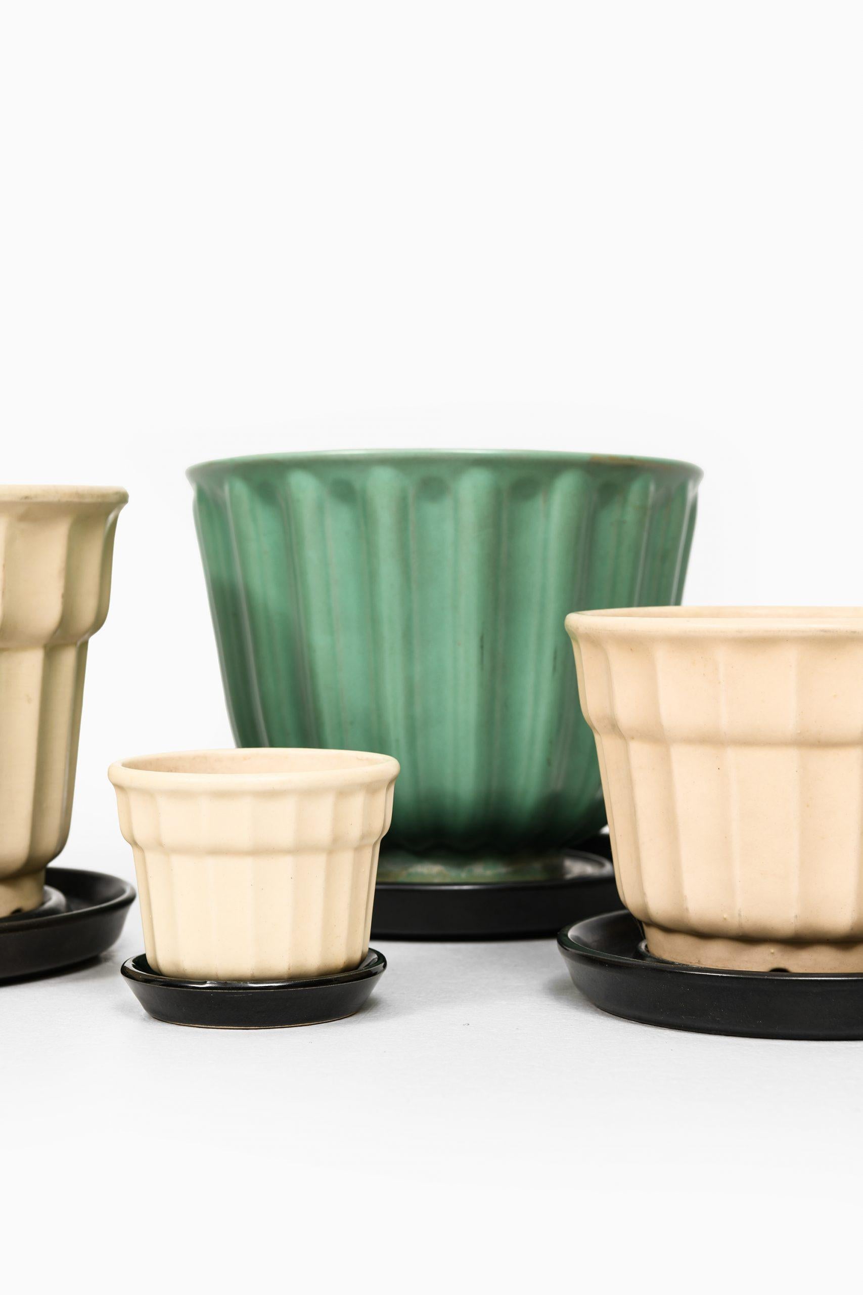 Glazed ceramic vases / flower pots model Tellus designed by Ewald Dahlskog. Produced by Bobergs Fajansfabrik in Sweden.
Dimensions largest (W x D x H): 22 x 22 x 19 cm.
Dimensions smallest (W x D x H): 9.5 x 9.5 x 8.5 cm.
  