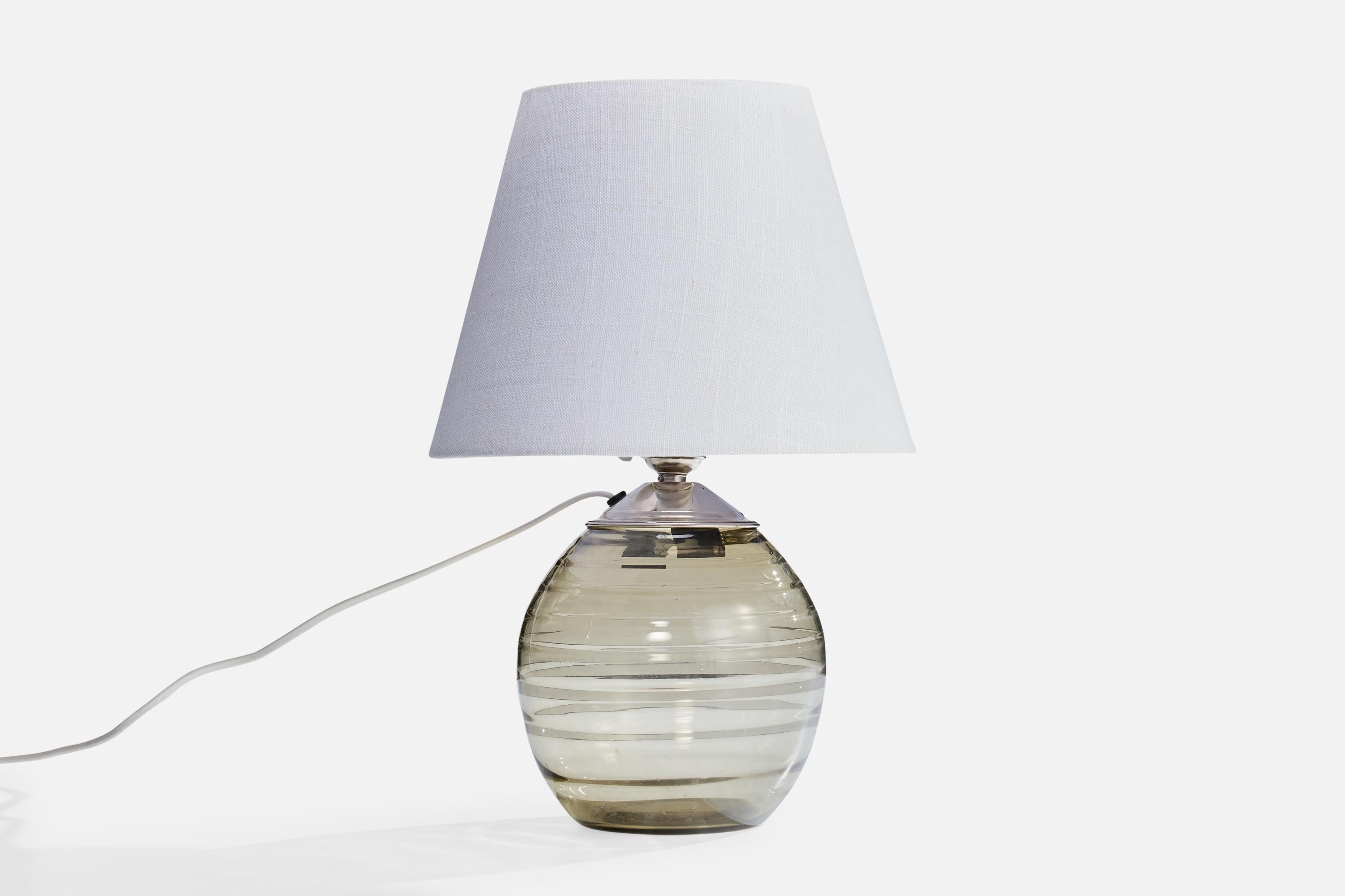 Lampe de table en verre et métal chromé conçue par Ewald Hald et produite par Orrefors, Suède, années 1930.

Dimensions de la lampe (pouces) : 10 