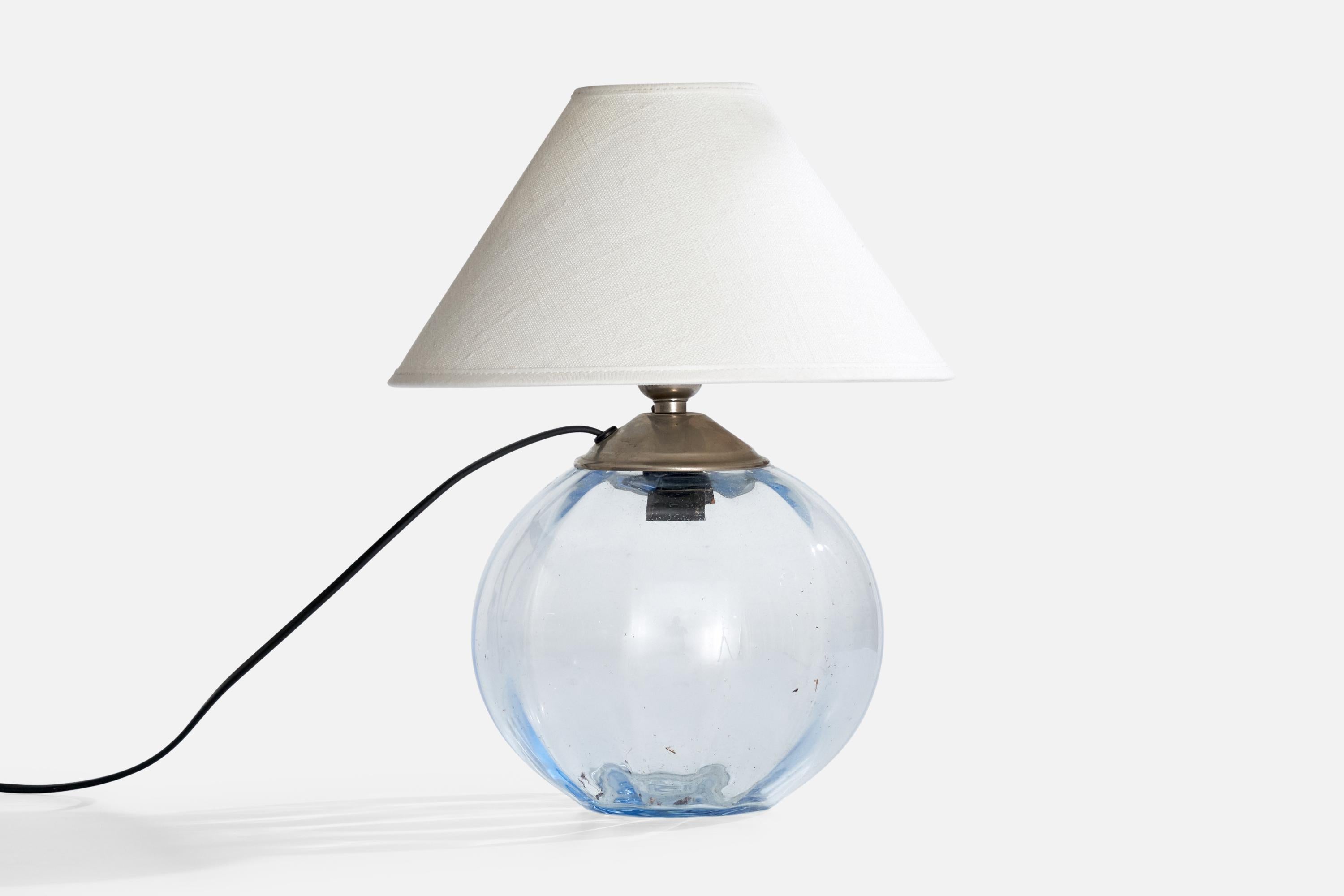 Lampe de table en verre et métal attribuée à Ewald Hald pour Orrefors, Suède, années 1930.

Dimensions de la lampe (pouces) : 9.5