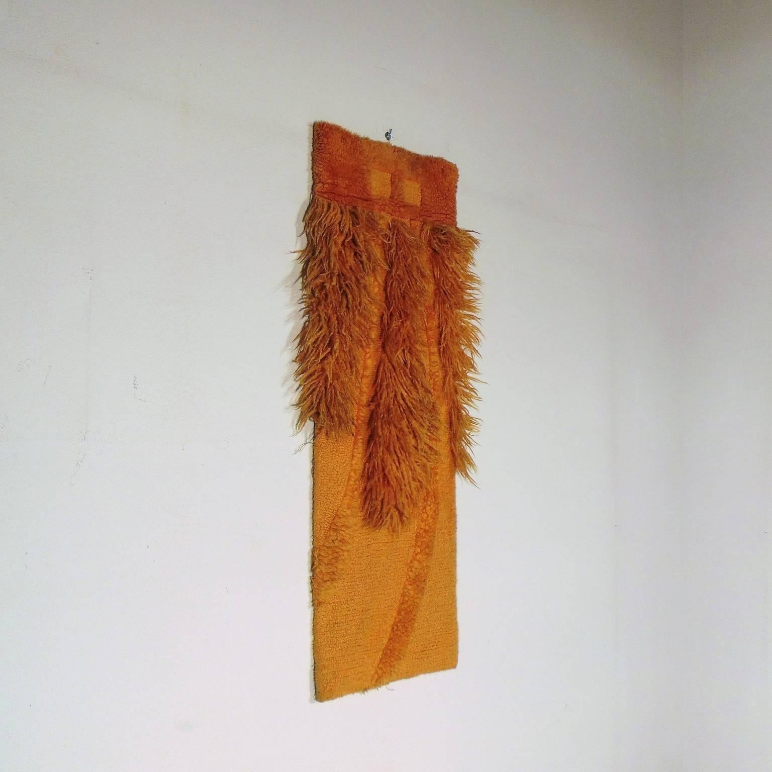 Handwoven tapestry by famous artist Ewald Kroener, who set up a weaving facility in renowned Schloss Hackhausen, the perfect setting for his artwork.
This woollen handicraft is in a warm orange wool, measures cm 125 in height and 44 in width (ft.