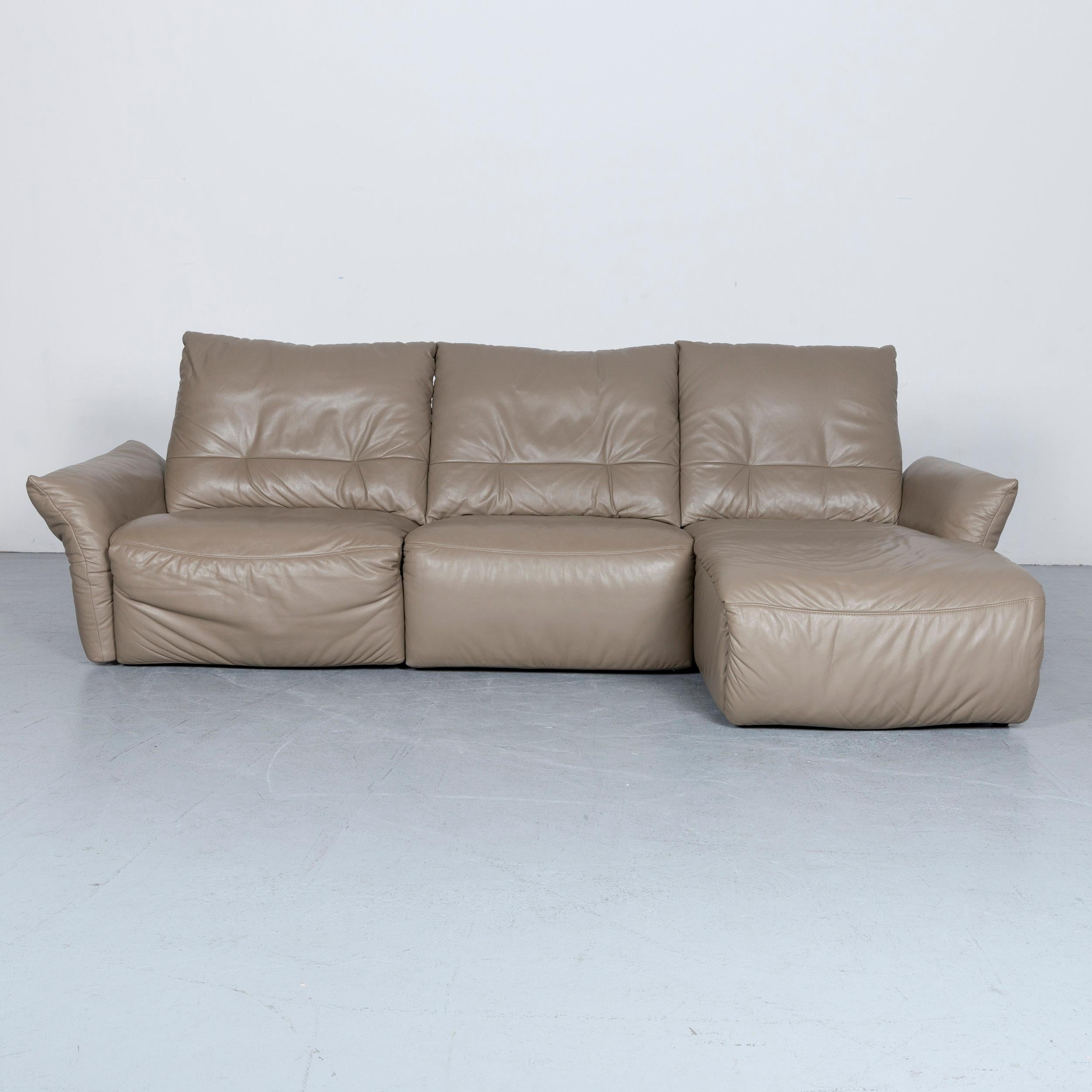 We bring to you an Ewald Schillig designer leather corner-sofa grey with function.






















  