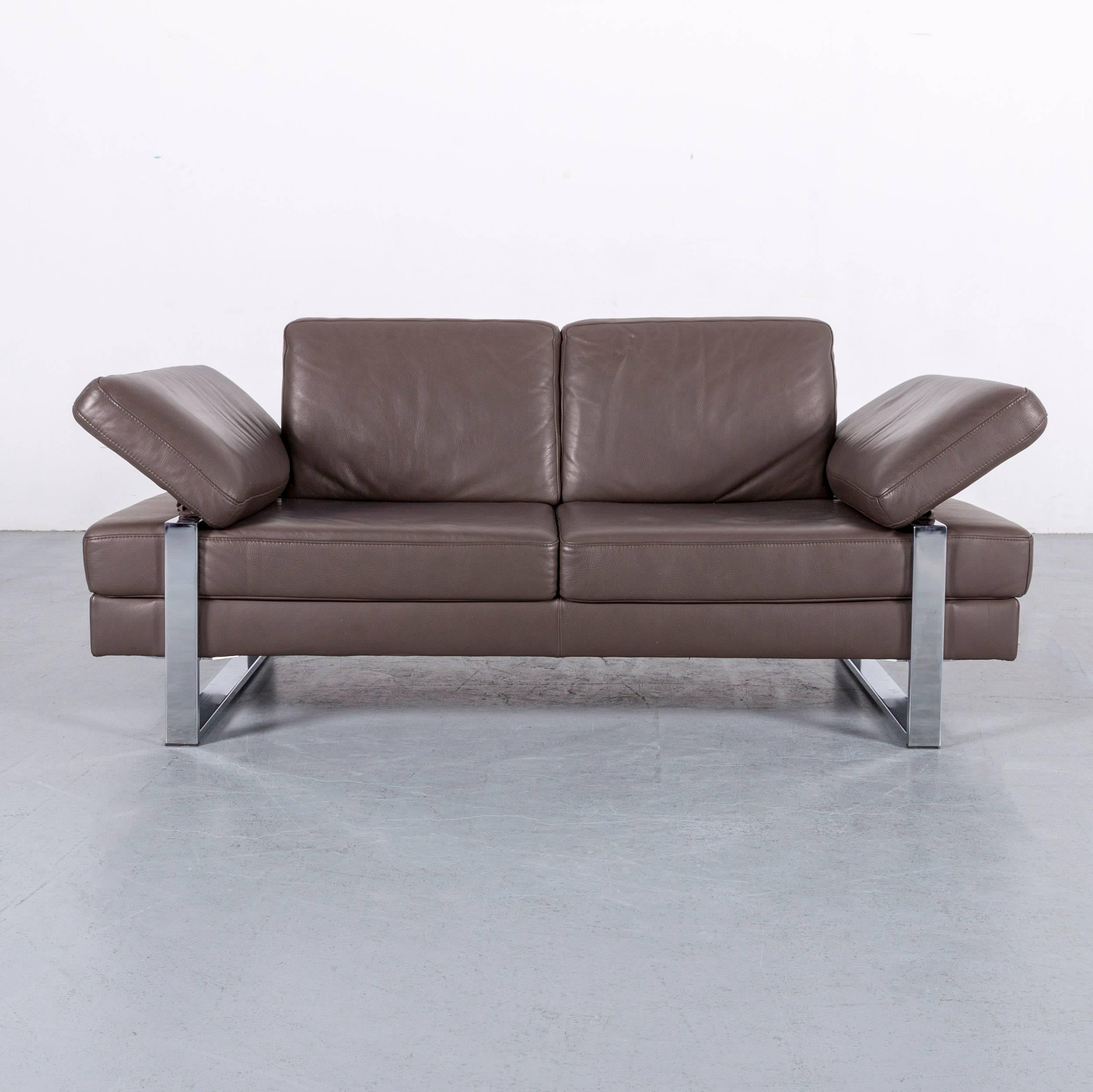 We bring to you an Ewald Schillig leather sofa brown two-seat.




























