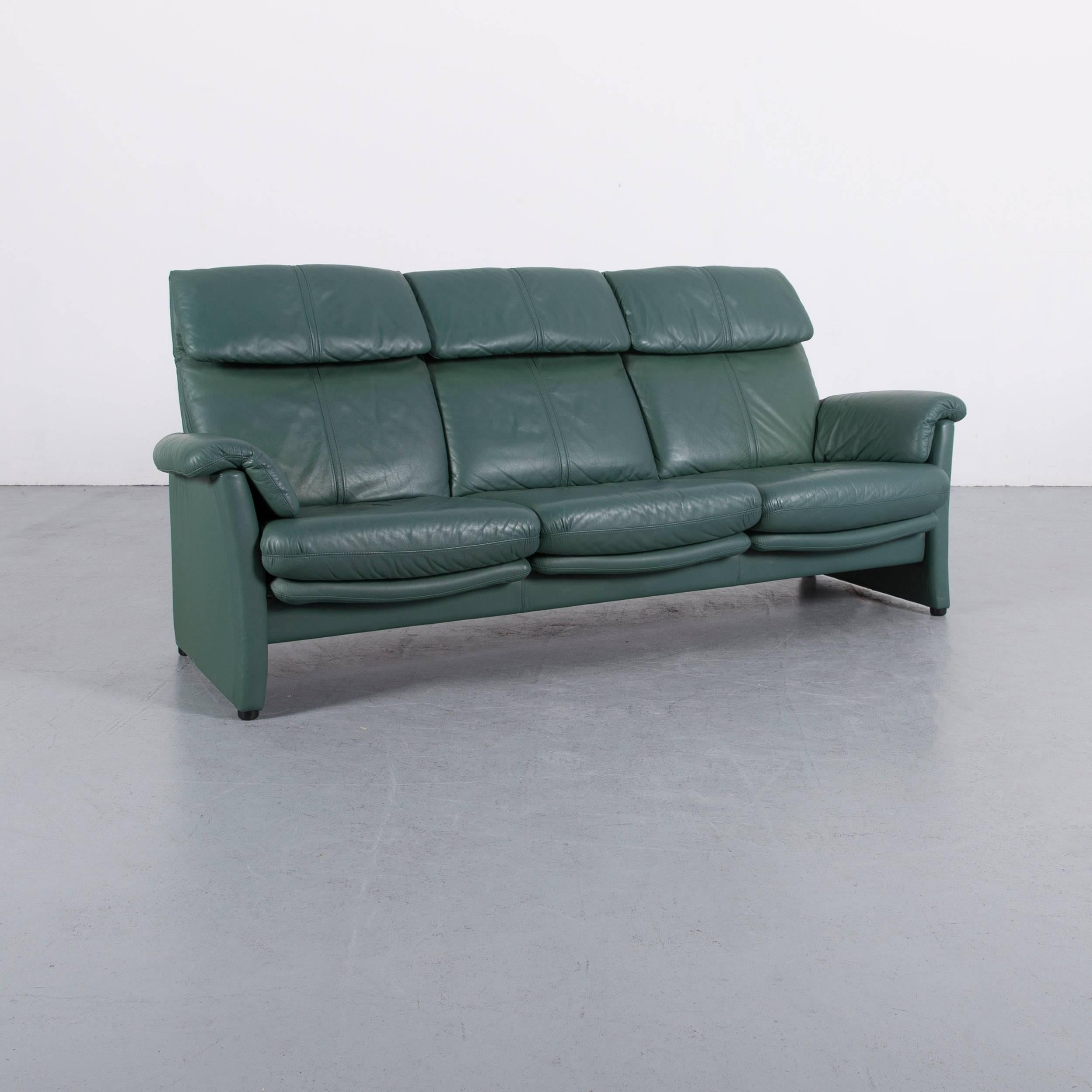 We bring to you an Ewald Schillig leather sofa green blue three-seat.































.